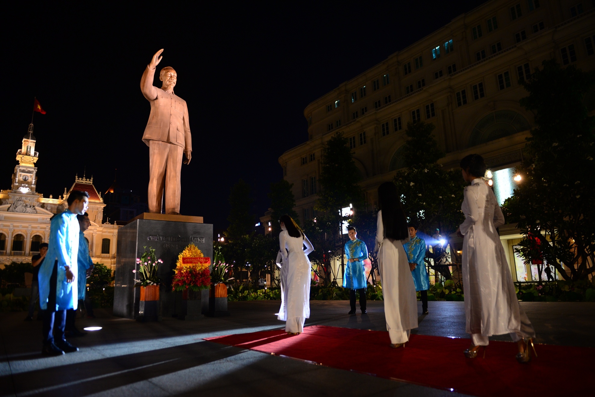 Ao dai tren pho di bo anh 8