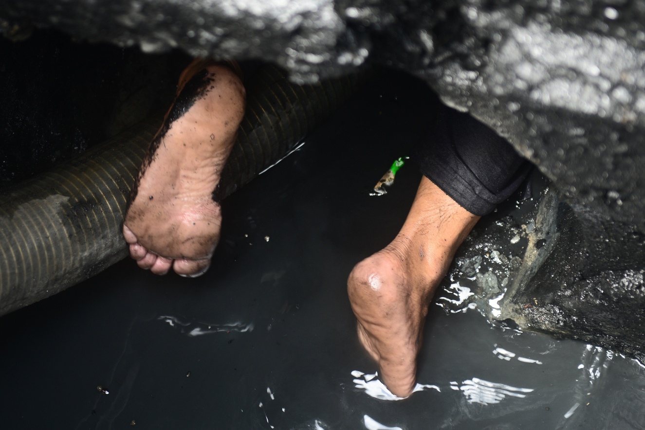 Nghe lan ngup trong nuoc thai ong cong o Sai Gon hinh anh