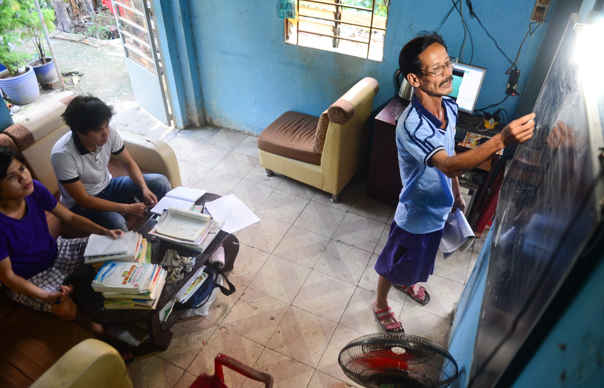 Ba cha con di thi anh 1