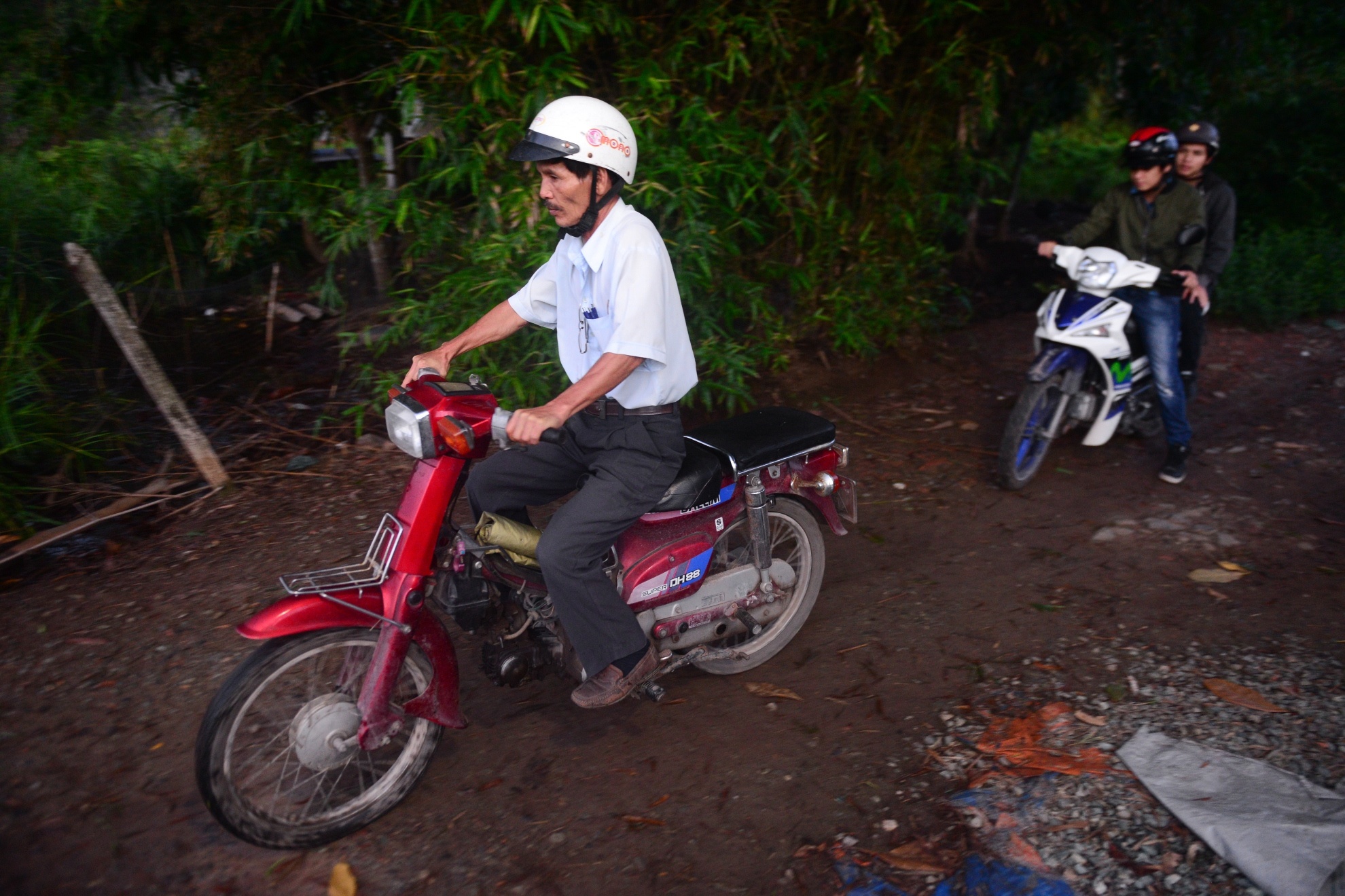 Ba cha con di thi anh 13