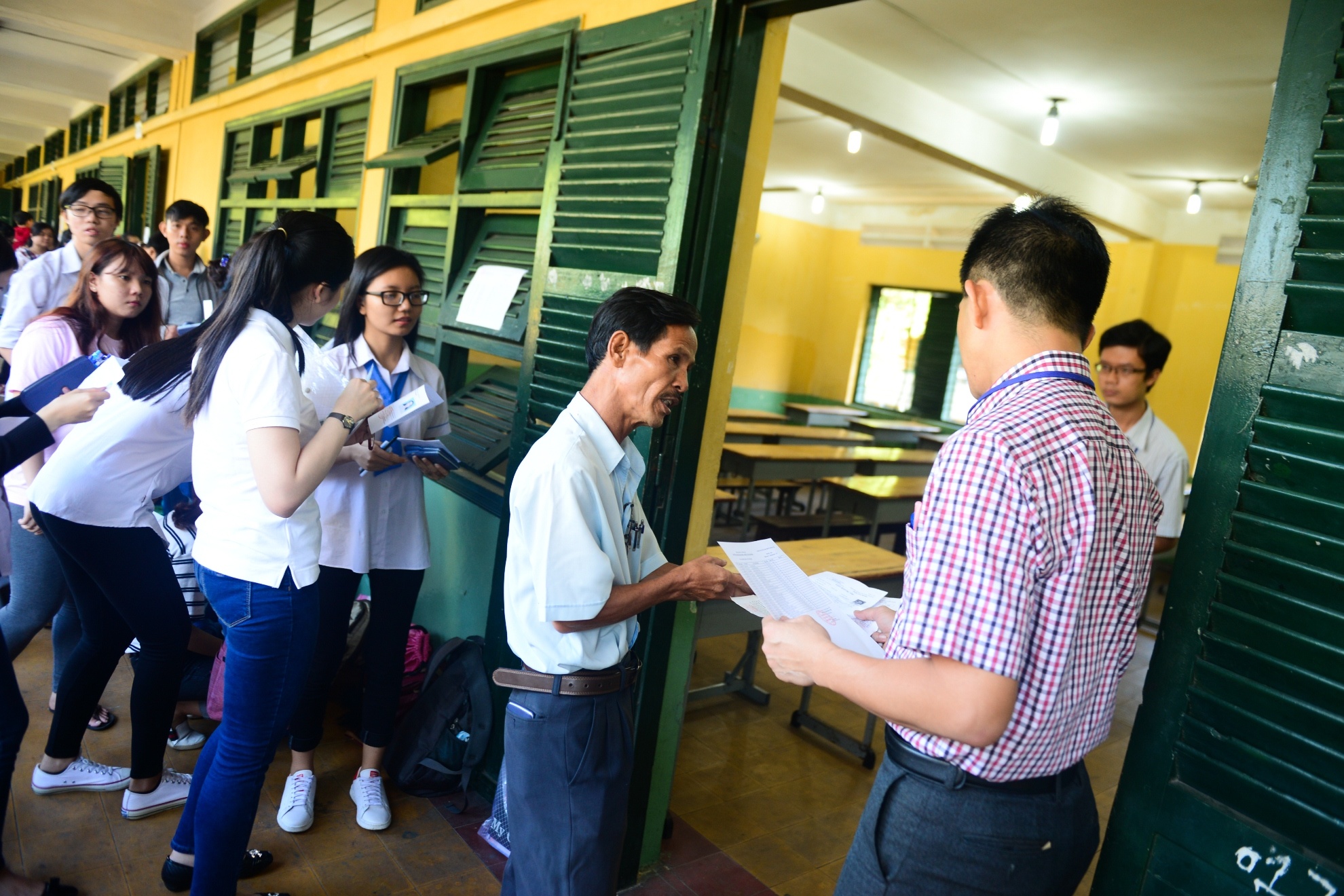 Ba cha con di thi anh 15