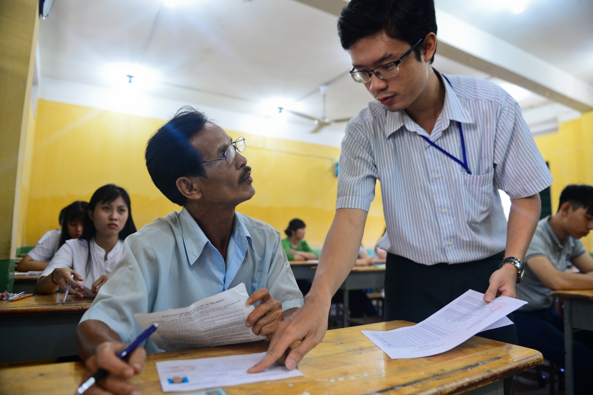 Ba cha con di thi anh 16