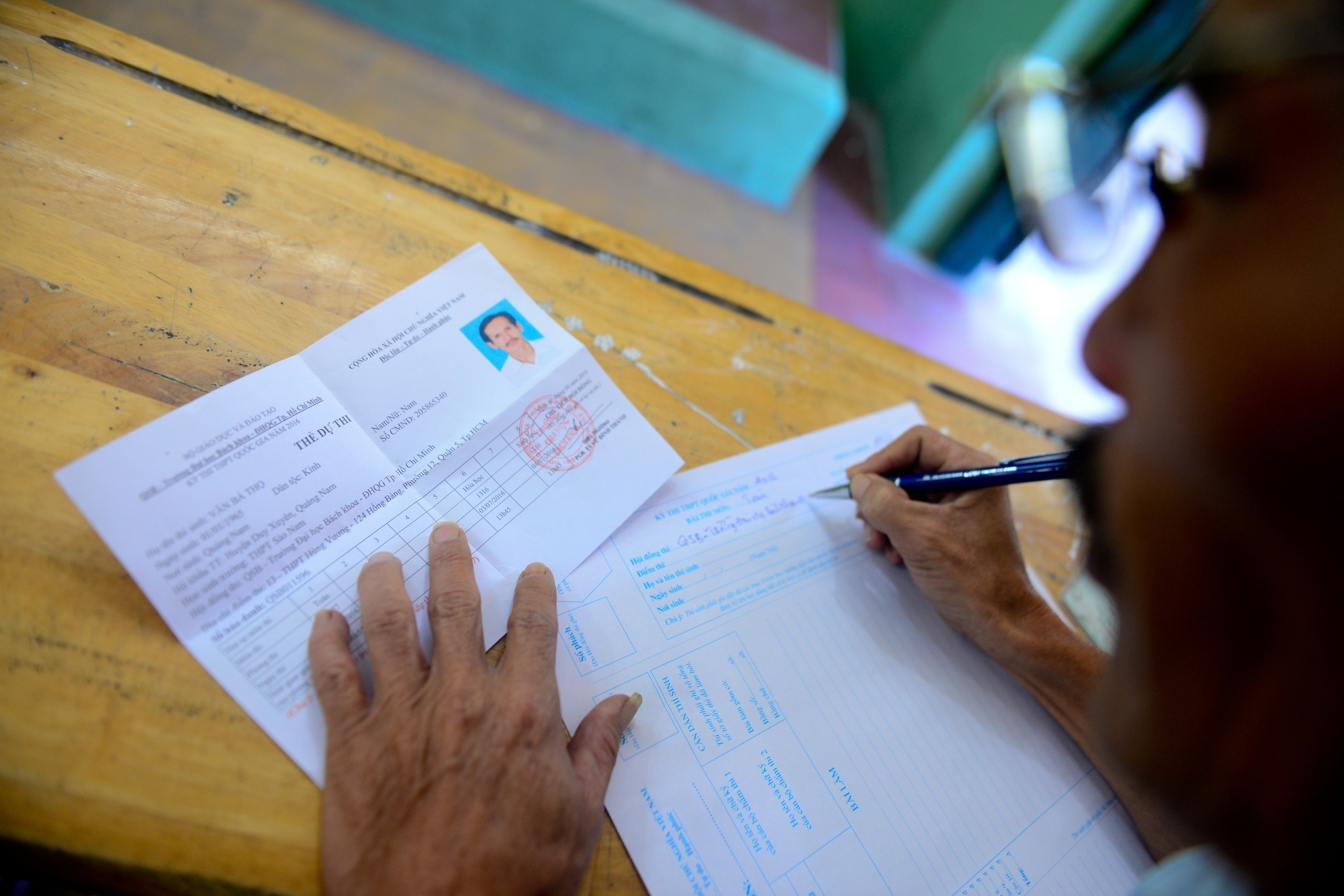 Ba cha con di thi anh 17