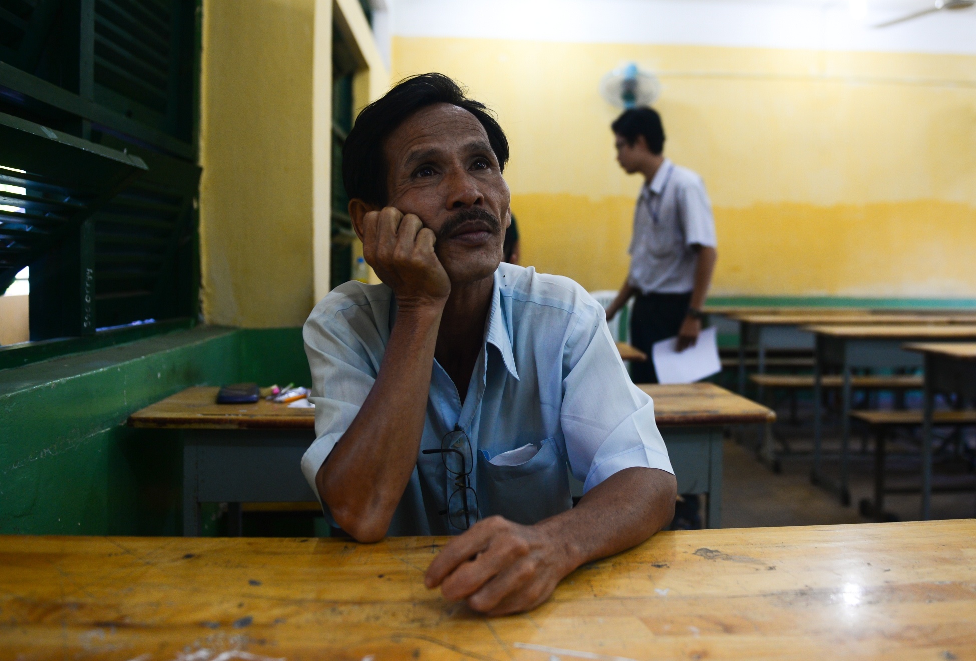 Ba cha con di thi anh 18