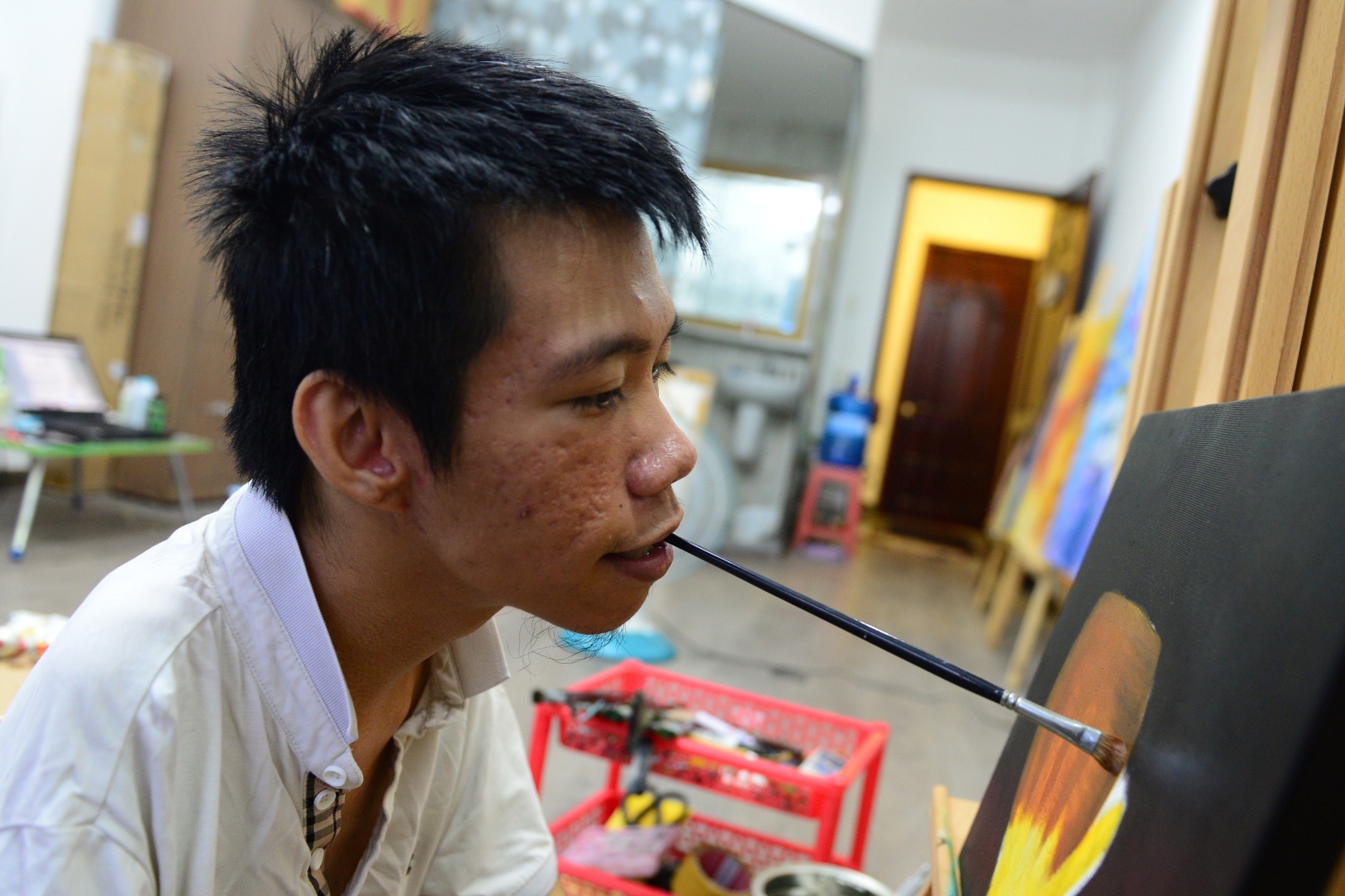 Hoa si 9X ve tranh bang mieng quyet vuot len so phan hinh anh