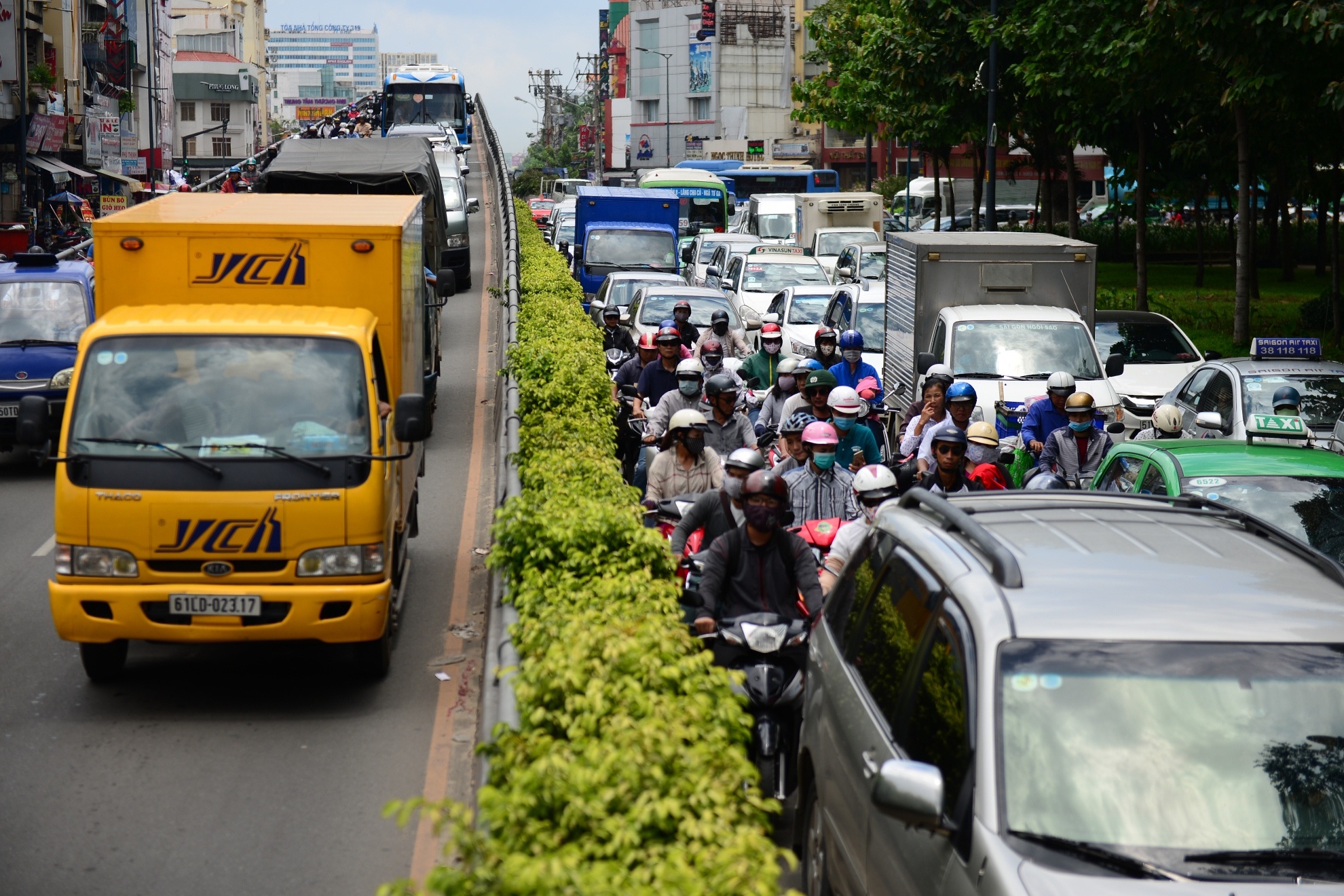 Hang nghin xe co don u o cua ngo san bay Tan Son Nhat hinh anh