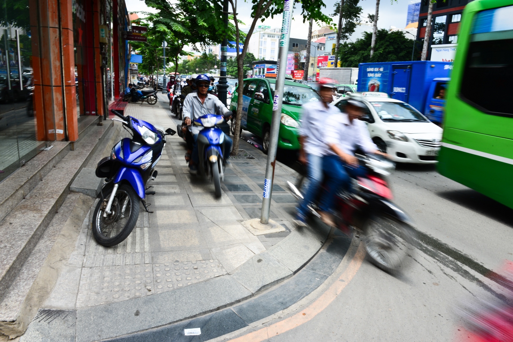 Ket xe duong ra san bay anh 10