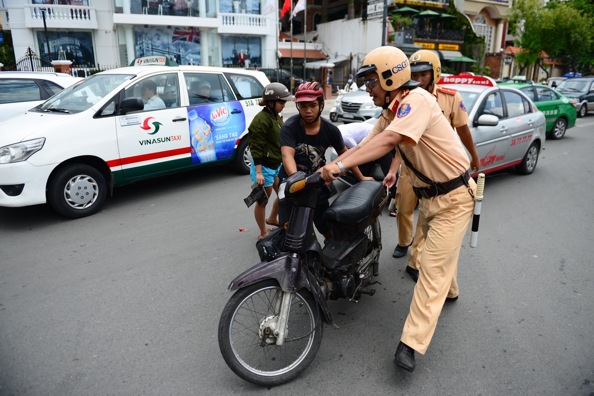 Ket xe duong ra san bay anh 13