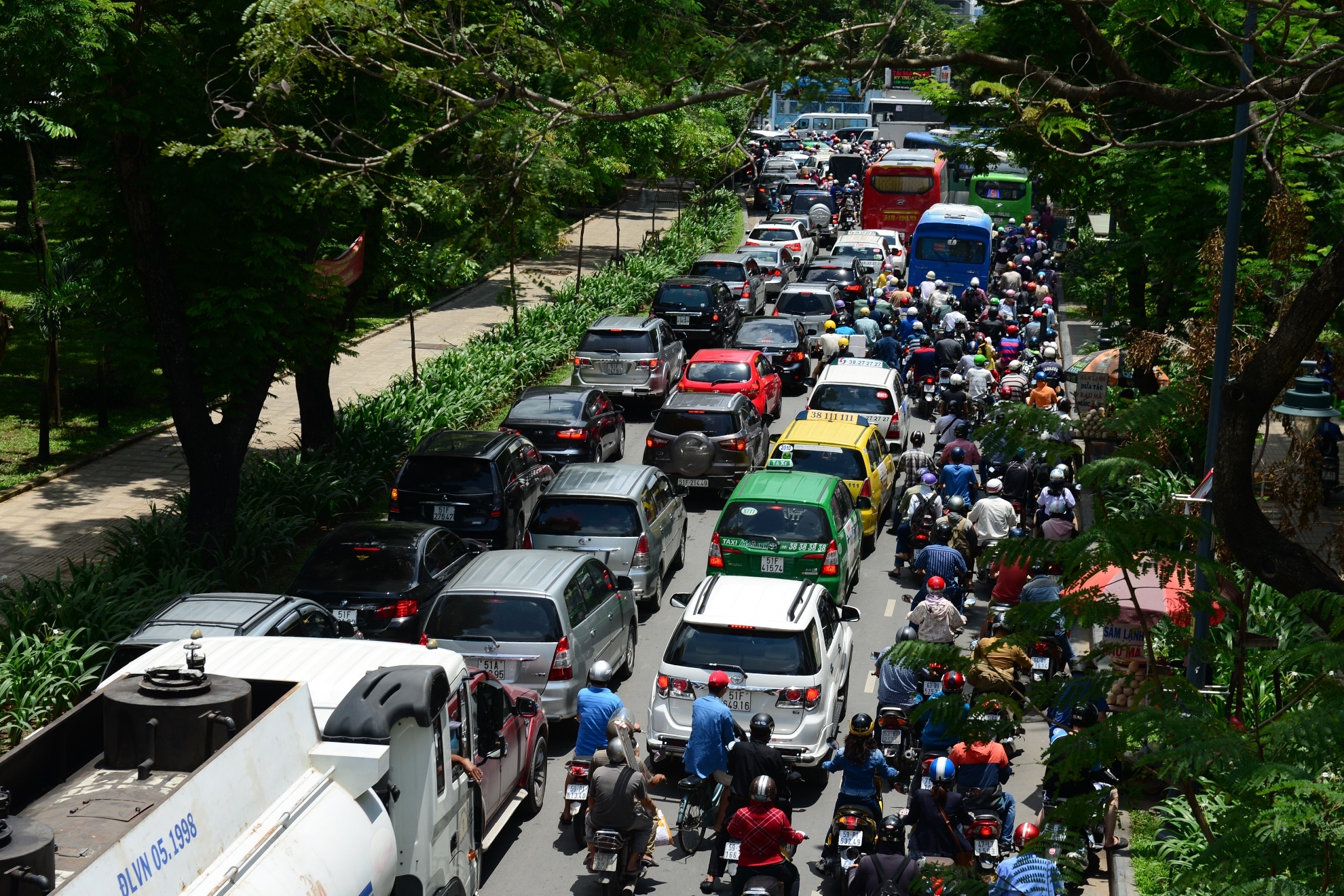 Ket xe duong ra san bay anh 2