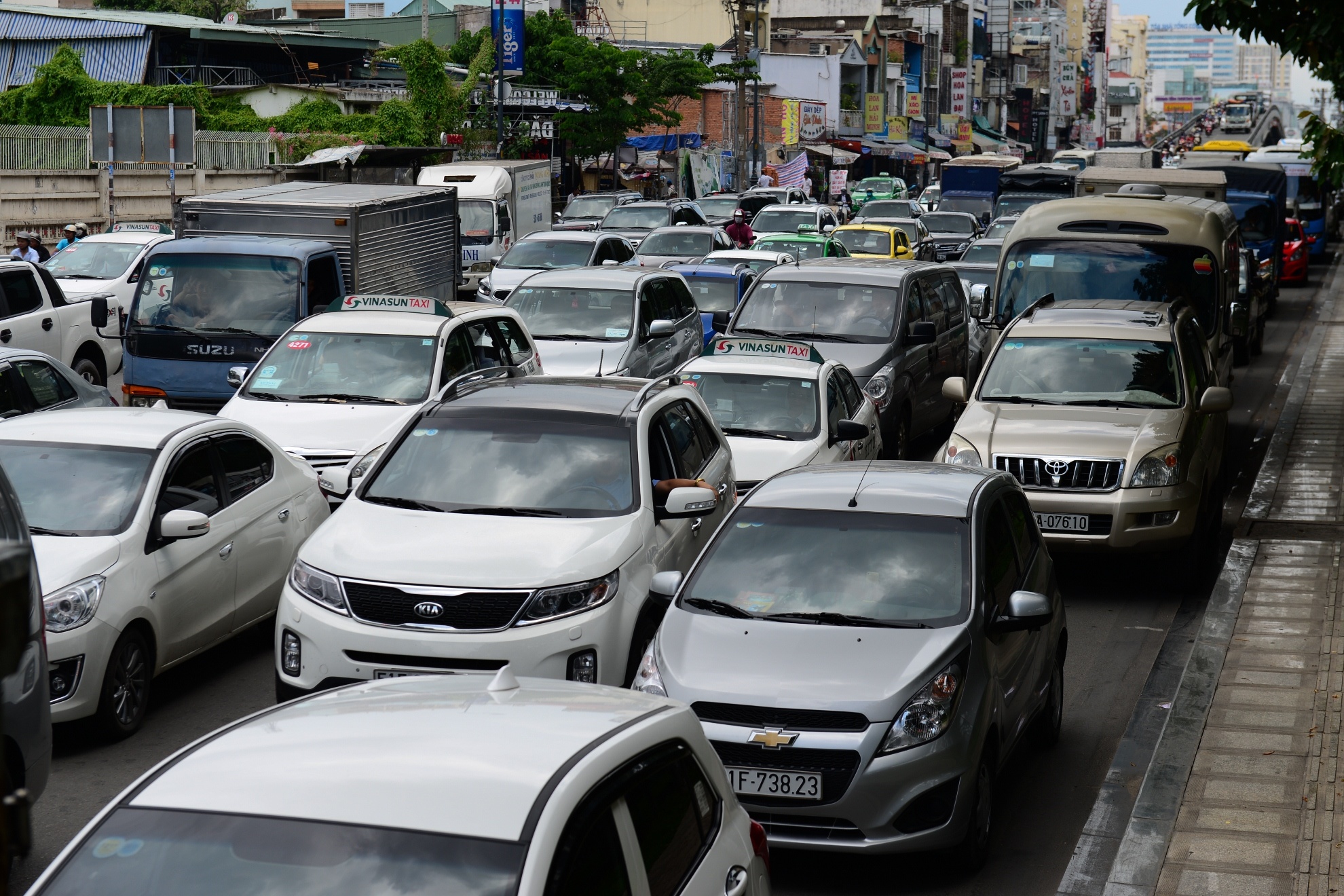 Ket xe duong ra san bay anh 3