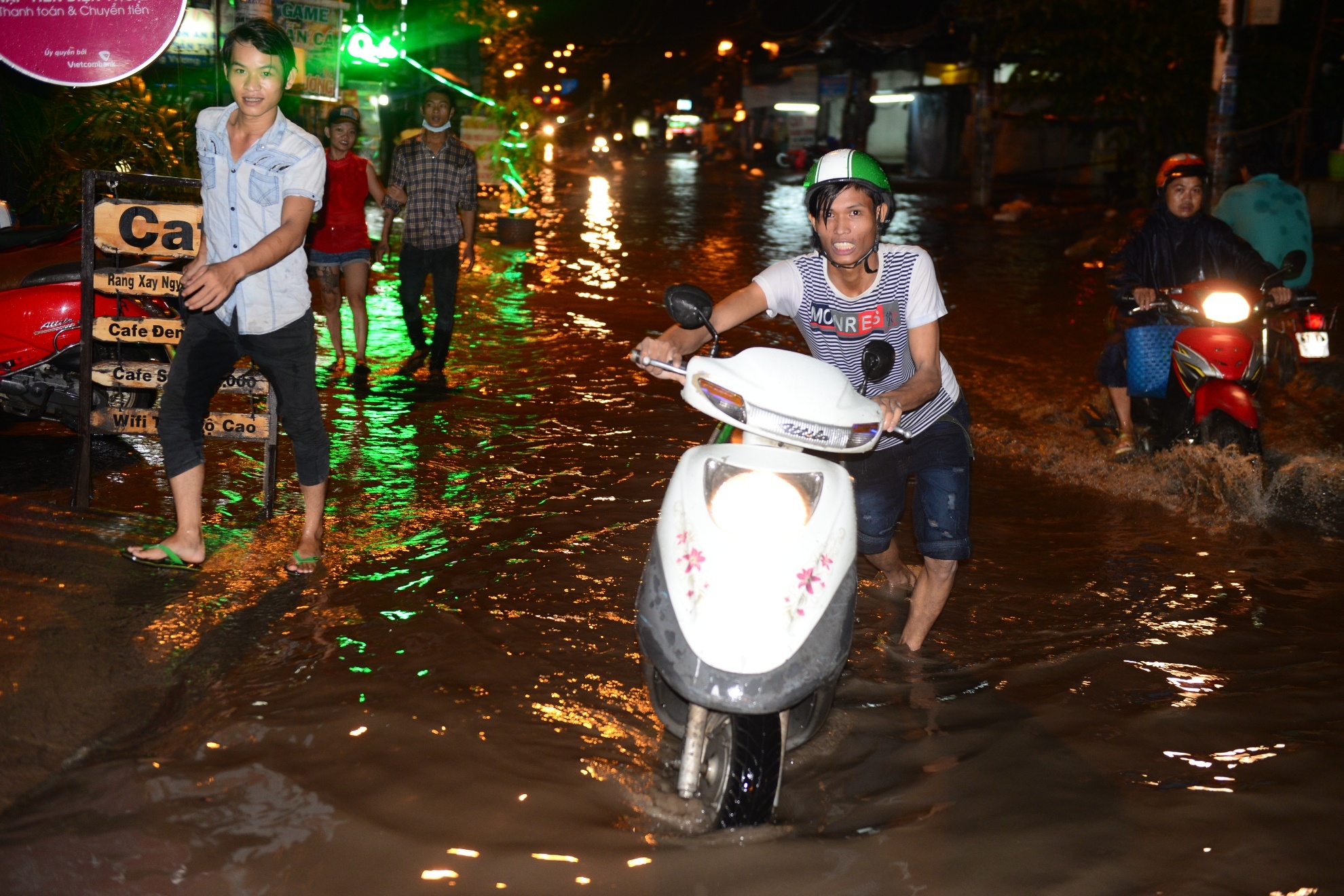 Nhieu xe chet may khi di qua doan duong ngap o Sai Gon hinh anh