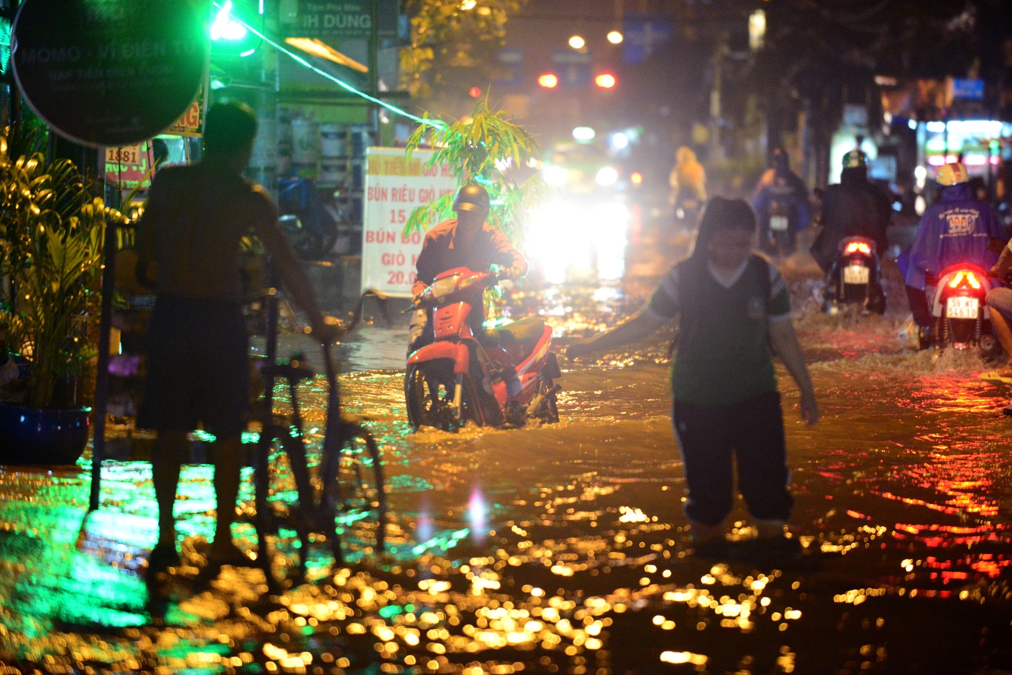 Mưa ngập TP HCM ảnh 3 Mua ngap TP HCM anh 3