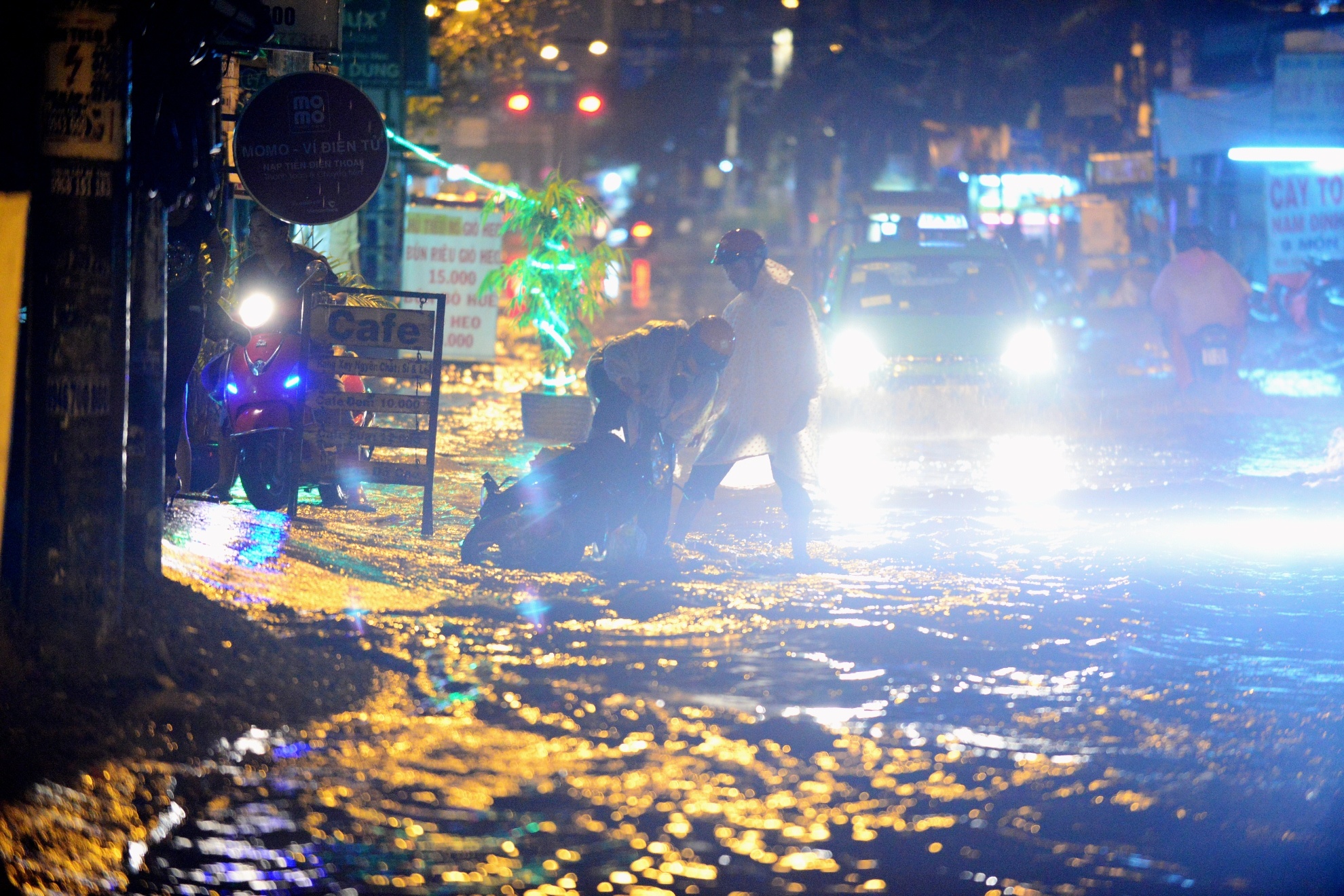 Mưa ngập TP HCM ảnh 4 Mua ngap TP HCM anh 4