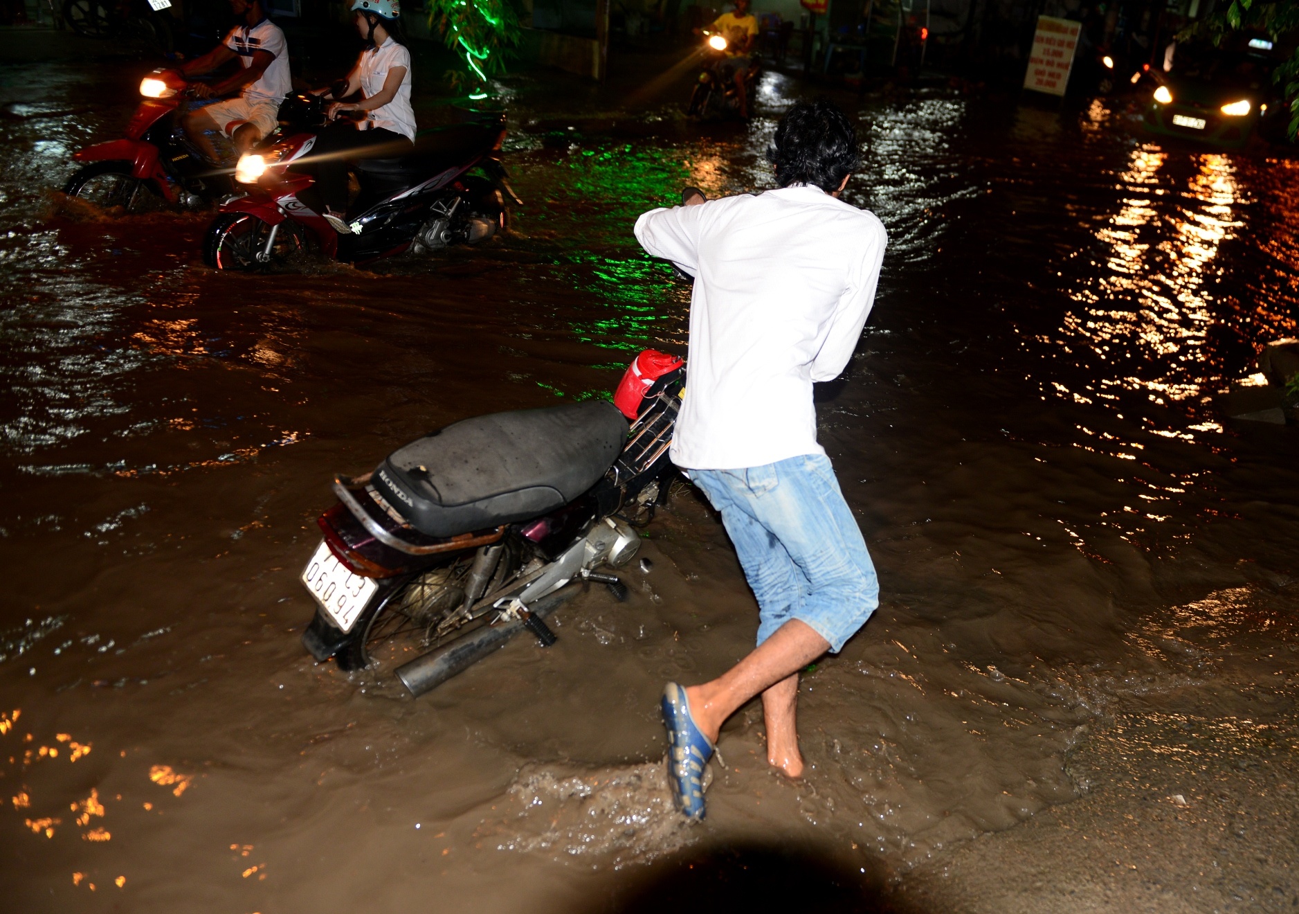 Mưa ngập TP HCM ảnh 7 Mua ngap TP HCM anh 7