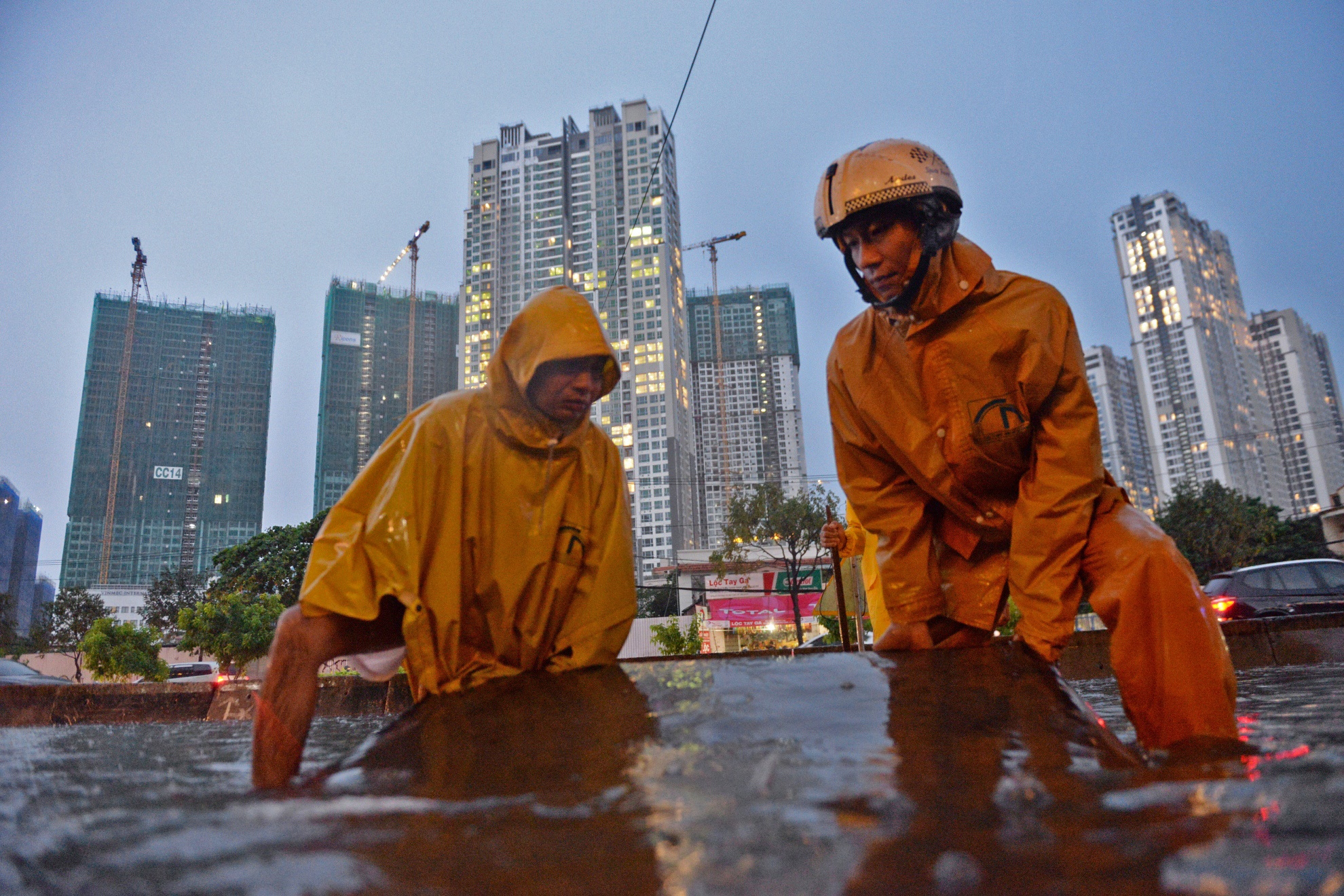 Sai Gon mua khong lon, duong Nguyen Huu Canh van ngap nang hinh anh