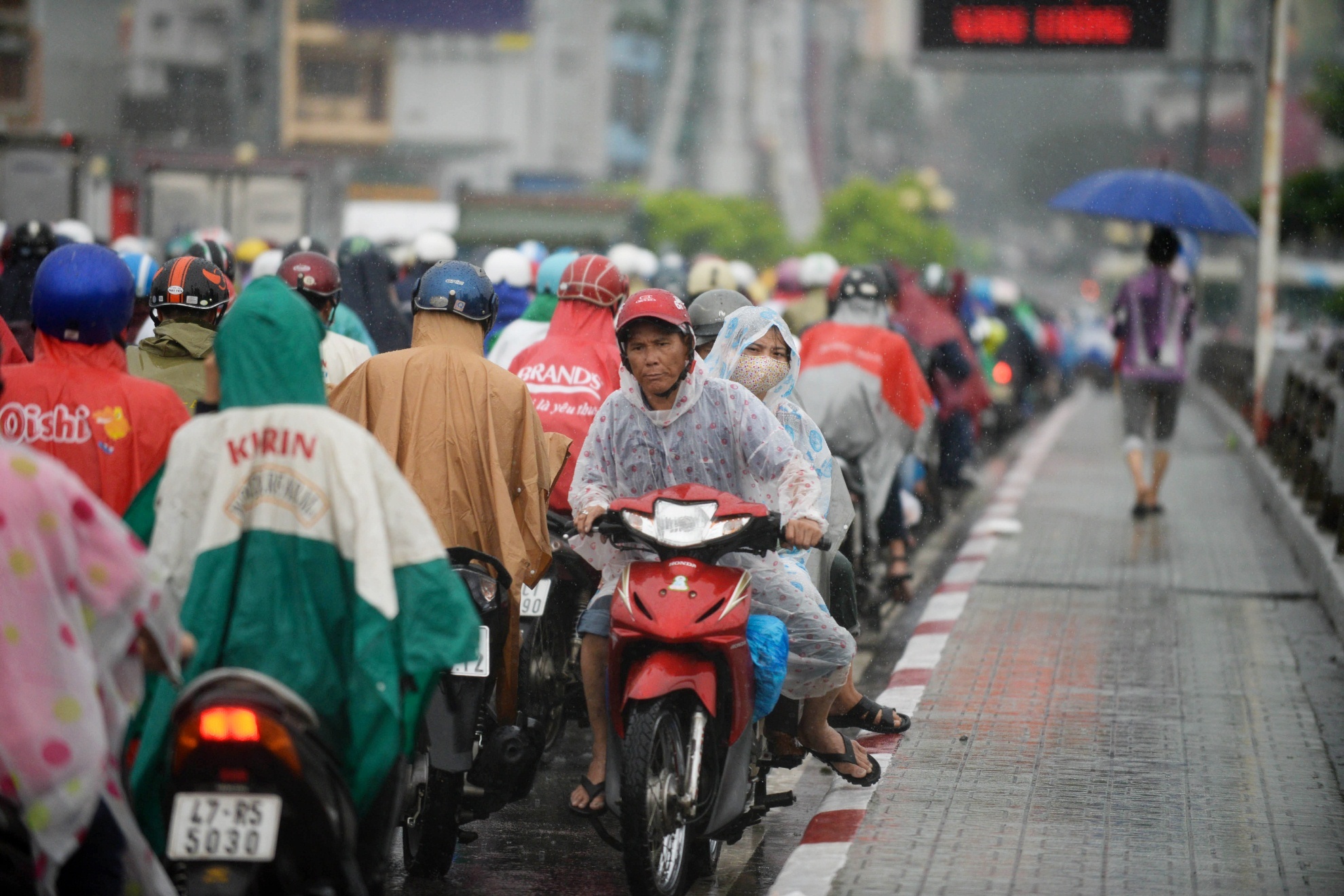 mưa ngập sài gòn ảnh 13 mua ngap sai gon anh 13