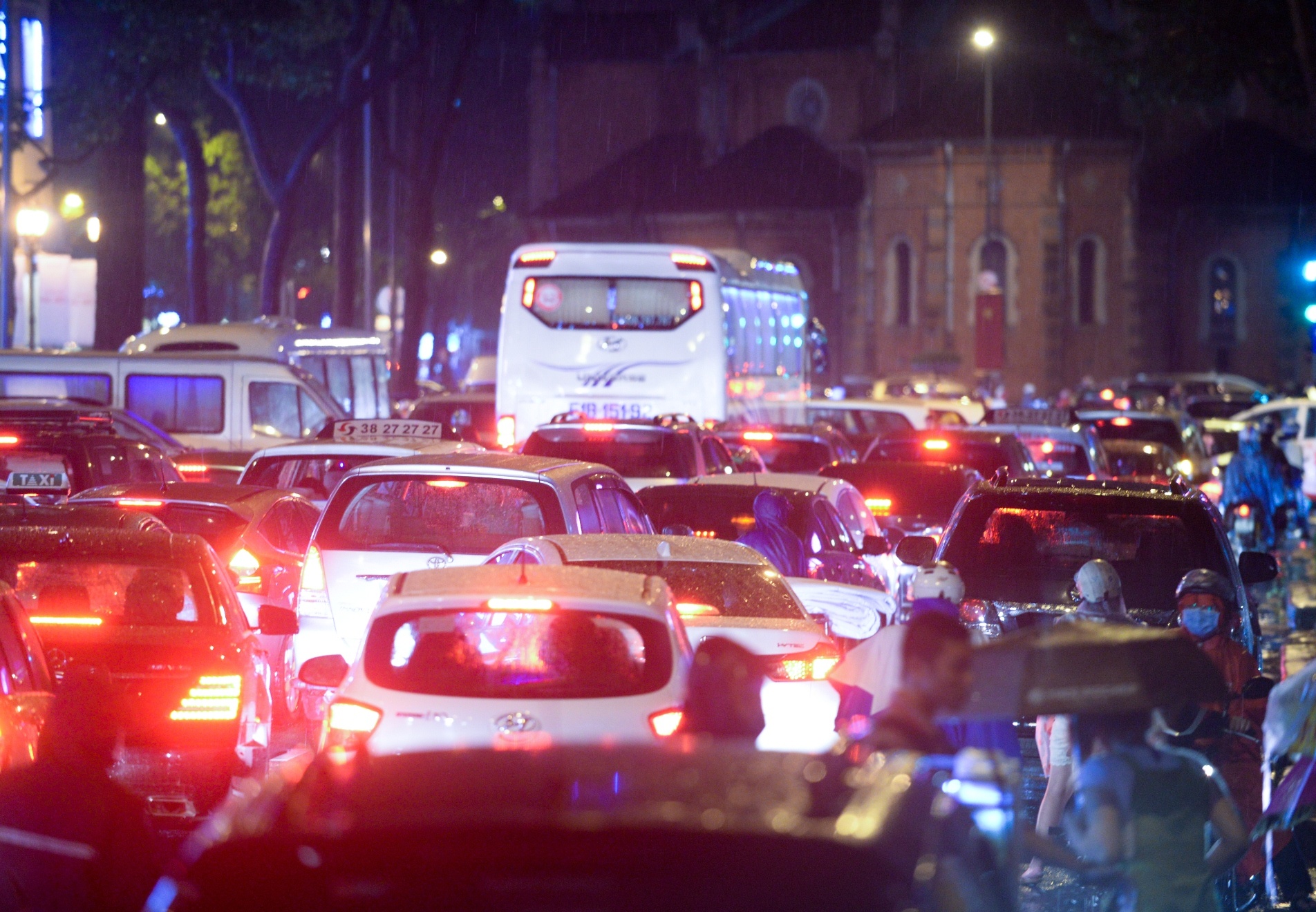 Duong pho Sai Gon lai 'ket cung' sau mua hinh anh