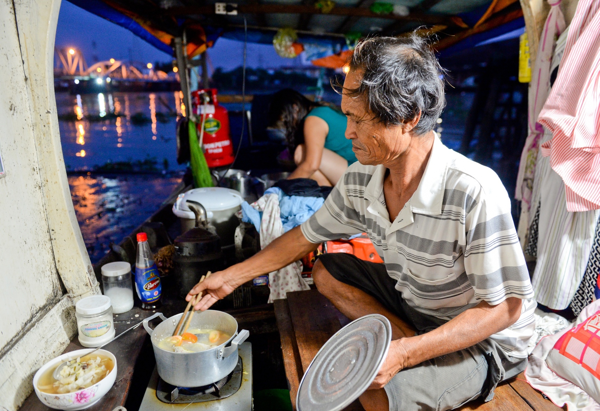 Ong Ba Chuc vot xac cuu nguoi anh 16