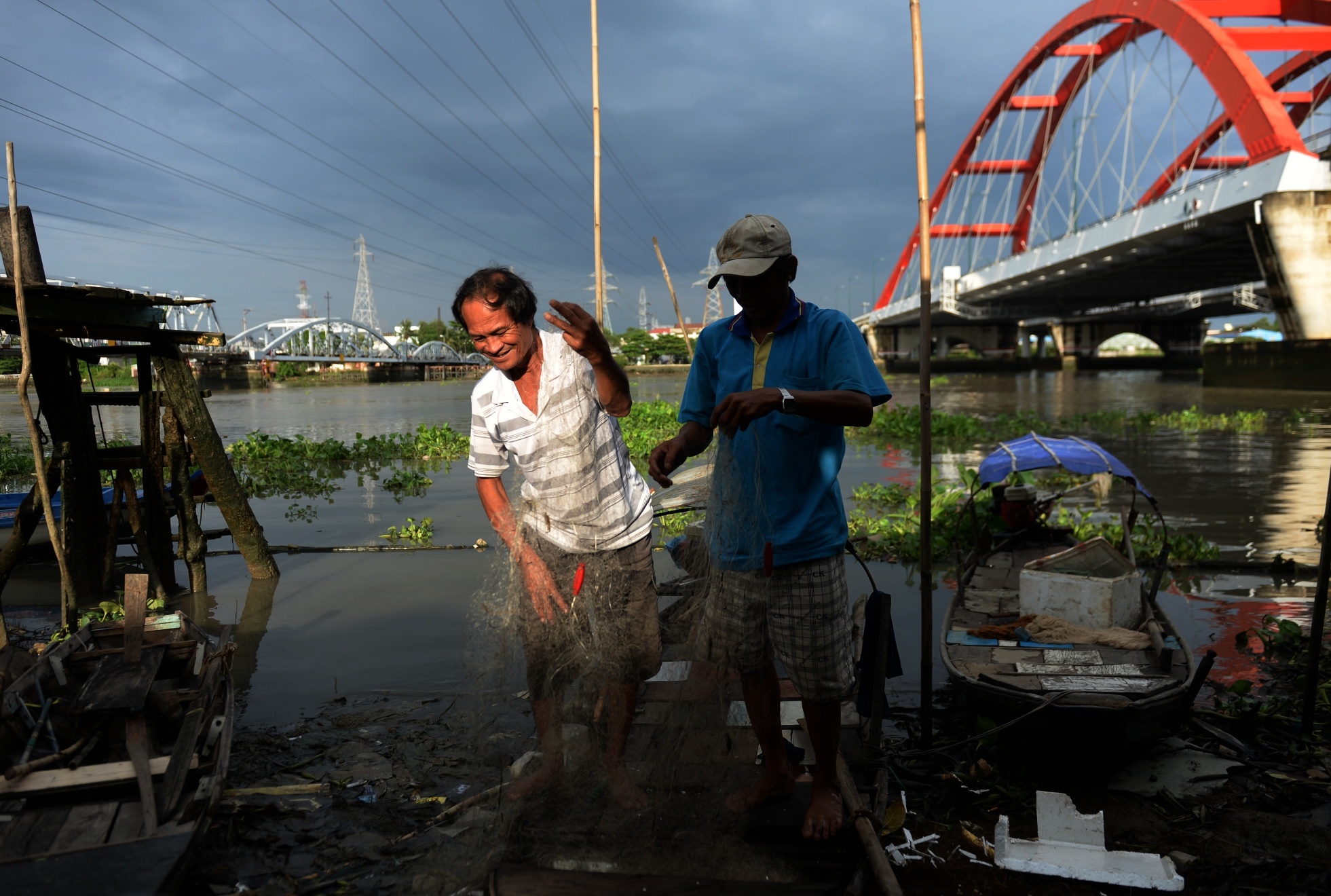 Ong Ba Chuc vot xac, cuu nguoi duoi chan cau Binh Loi hinh anh