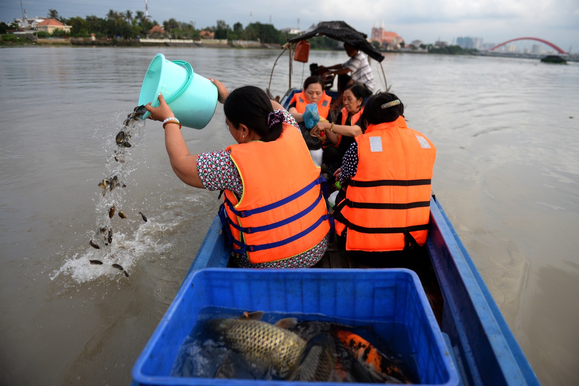 Ong Ba Chuc vot xac cuu nguoi anh 9