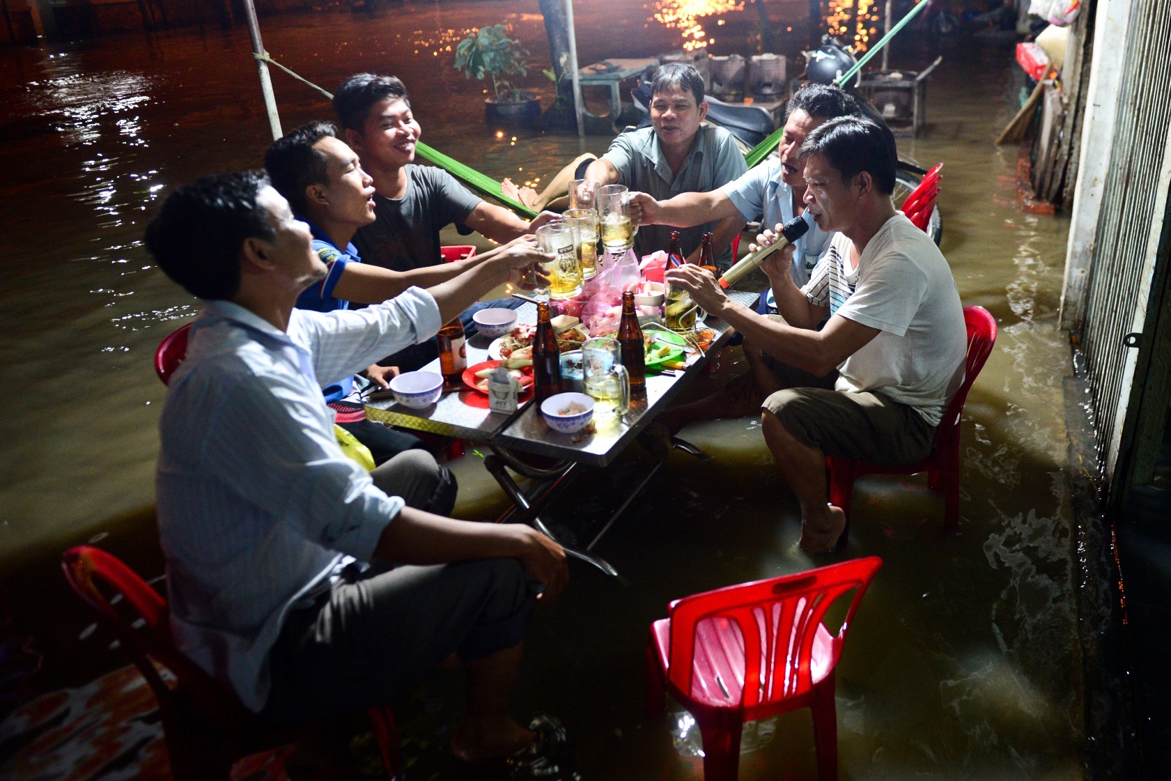 Nguoi Sai Gon nhau ngay tren dong nuoc trieu cuong hinh anh