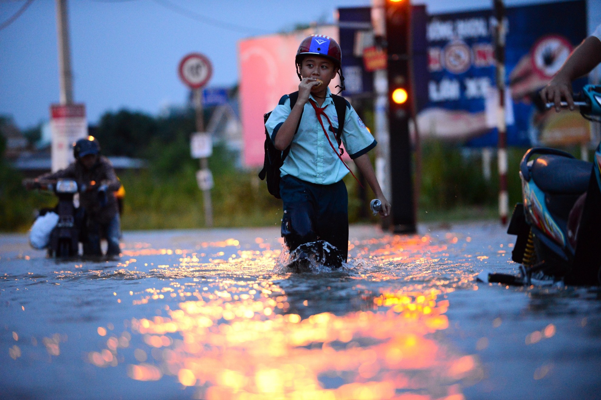 Nhieu tuyen duong o Sai Gon lai bi ngap khi trieu cuong len hinh anh