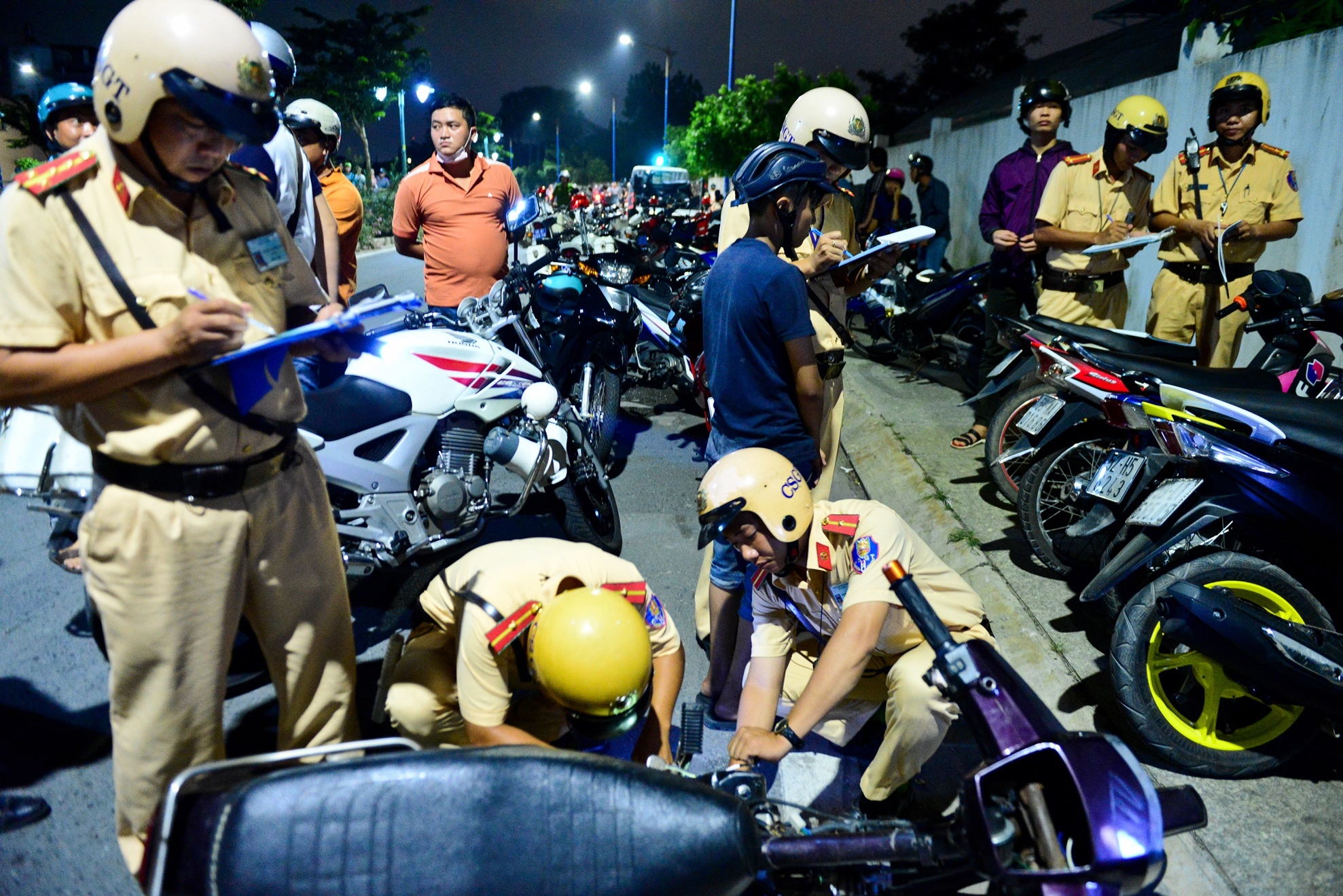 Chan gan 200 nguoi co bieu hien di 'bao dem' o Sai Gon hinh anh