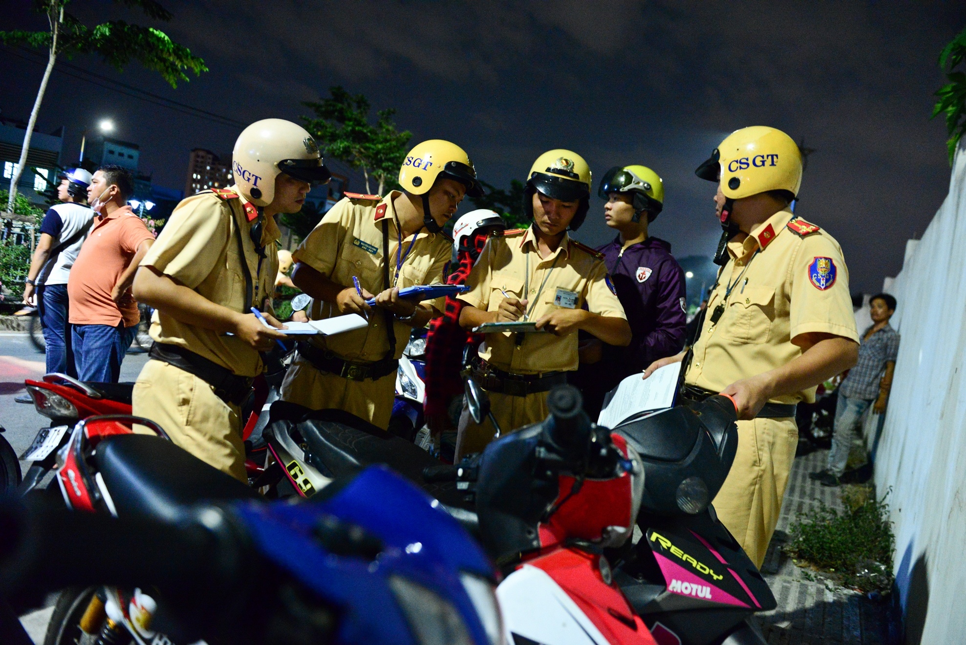 Ngan dua xe o Sai Gon anh 3