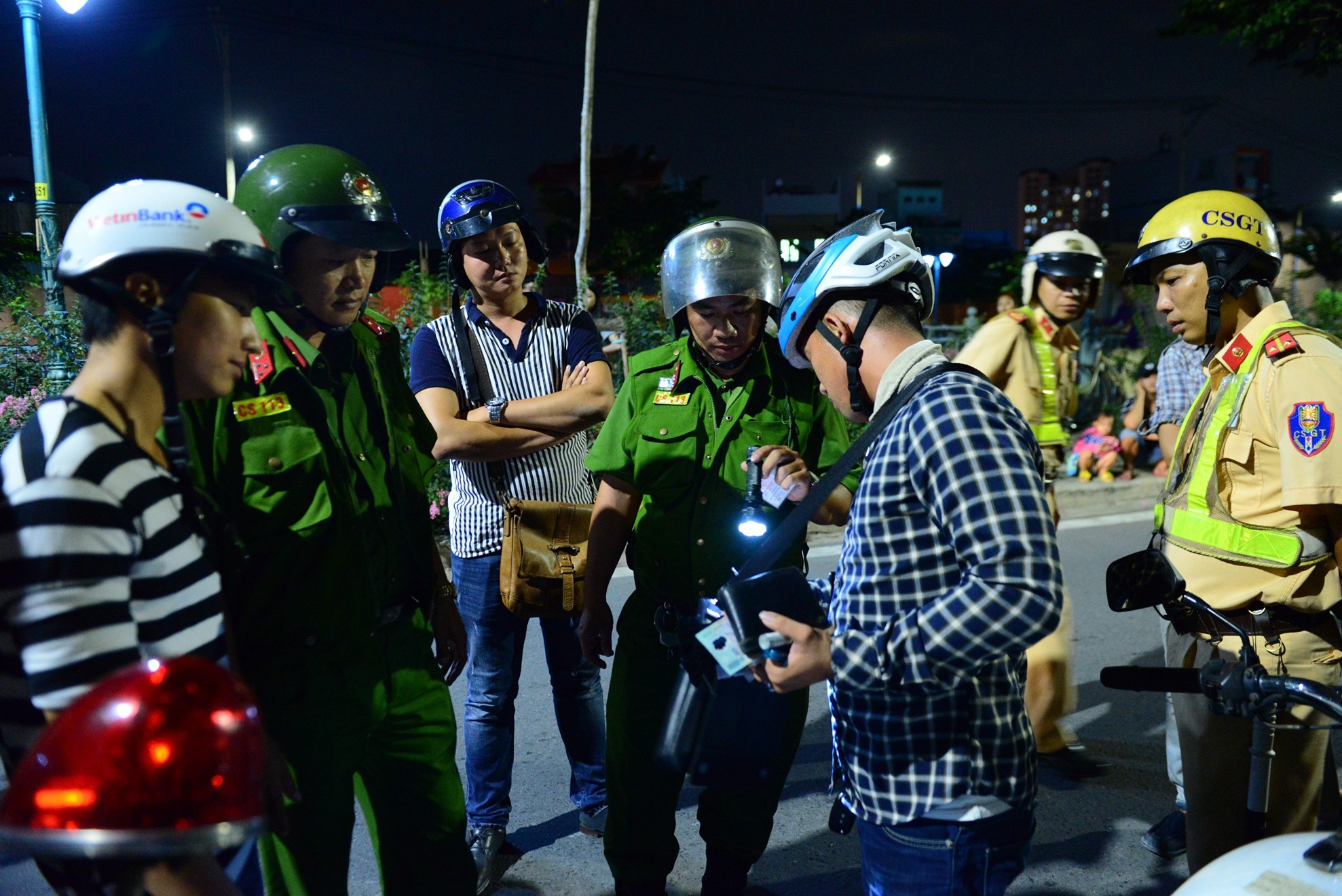 Ngan dua xe o Sai Gon anh 4