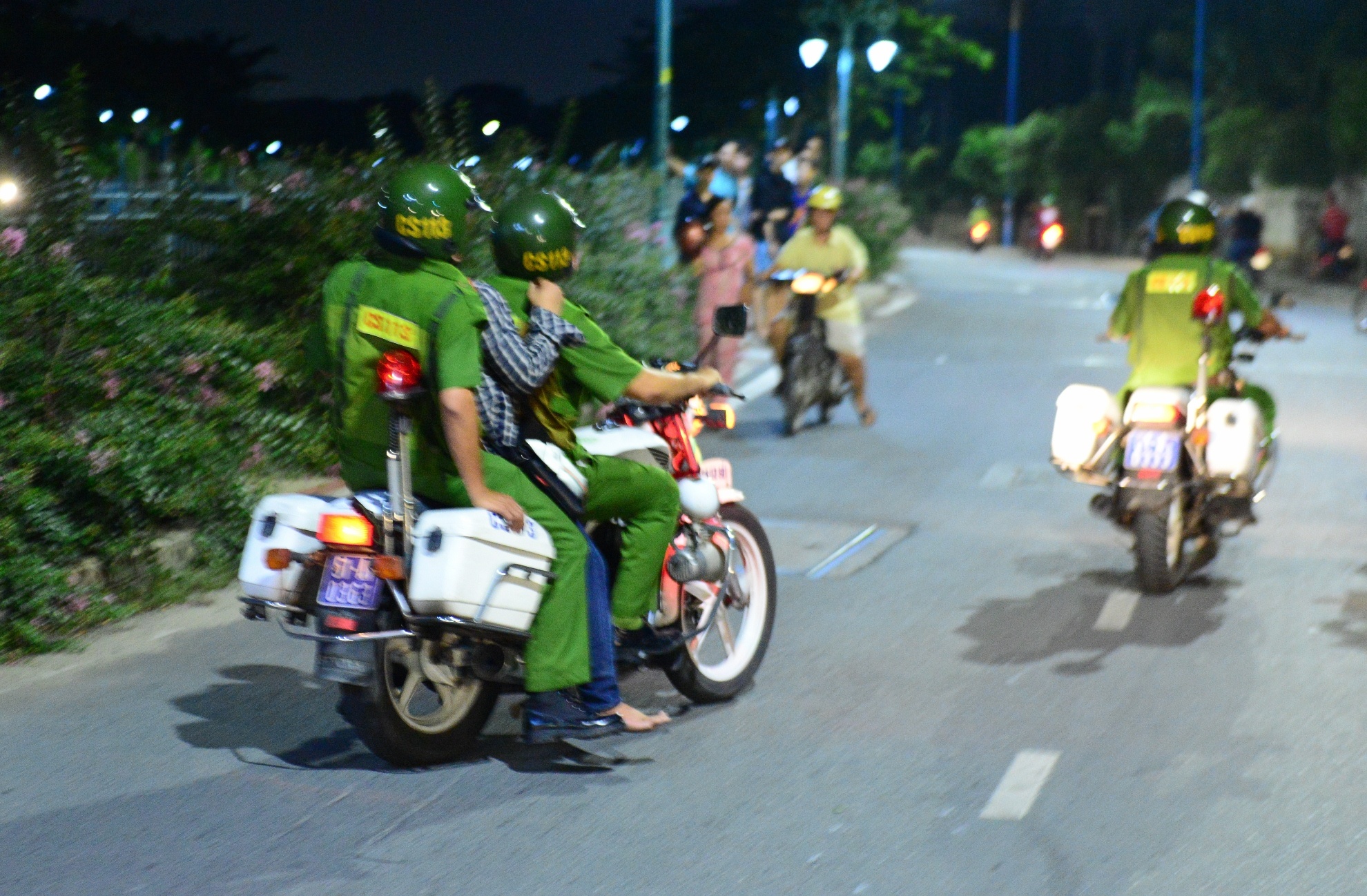 Ngan dua xe o Sai Gon anh 5