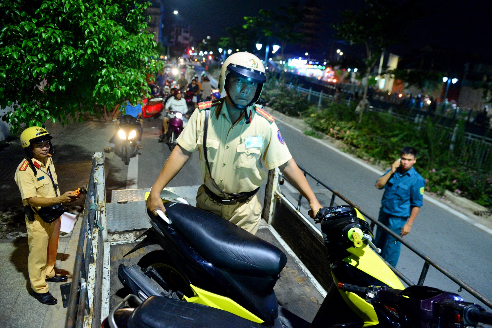 Ngan dua xe o Sai Gon anh 6