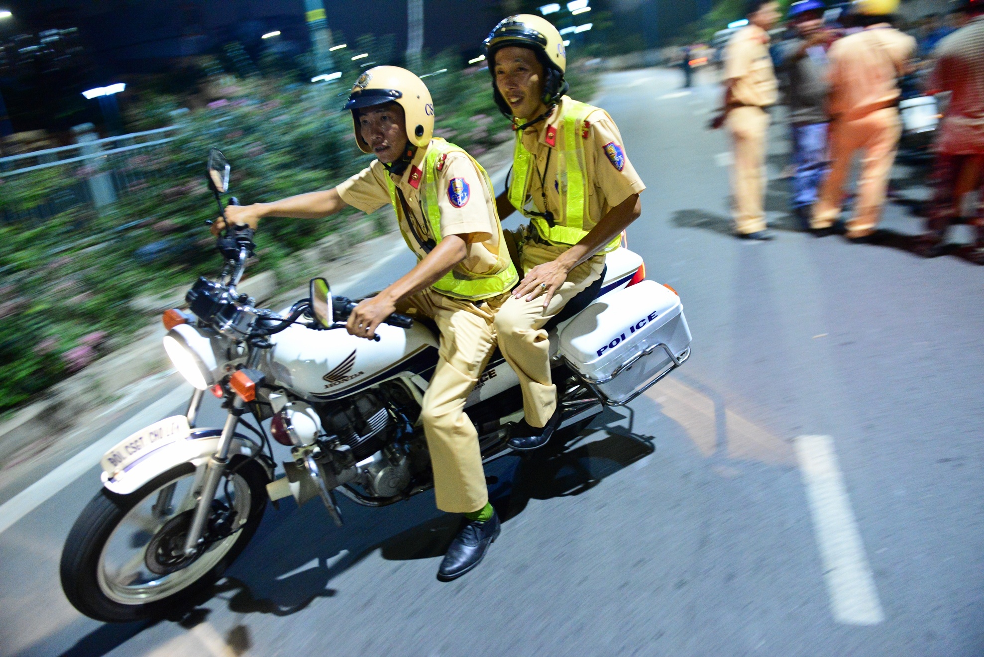 Ngan dua xe o Sai Gon anh 7