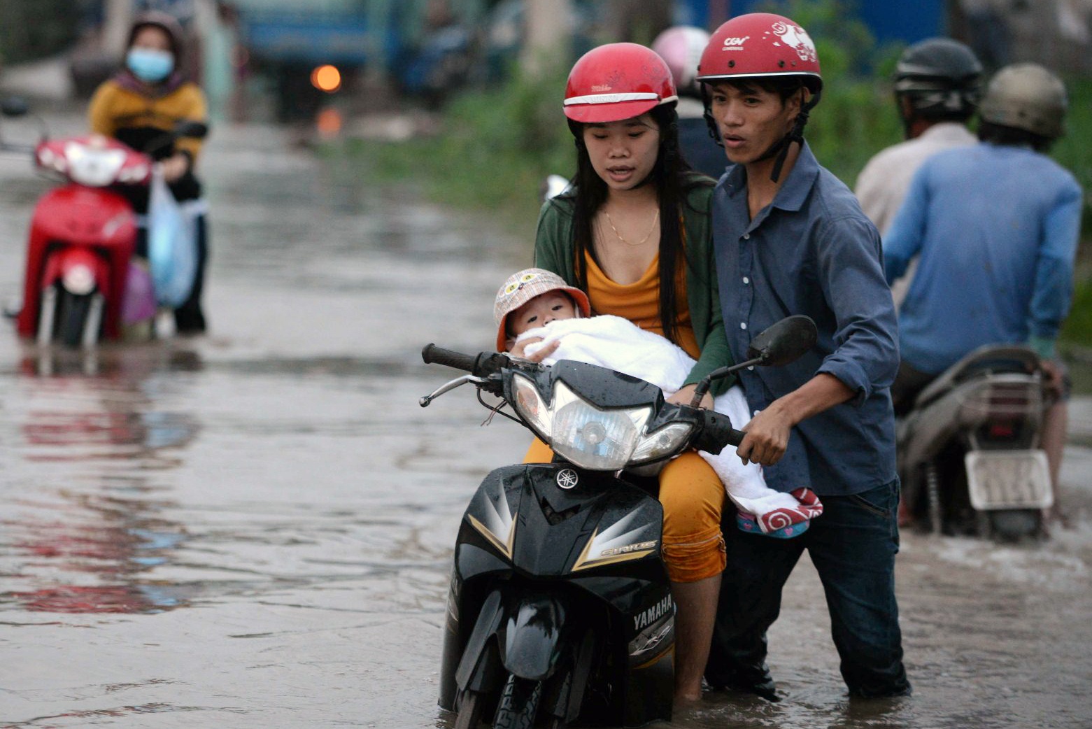 Canh nguoi dan loi bi bom vi trieu cuong o Sai Gon hinh anh