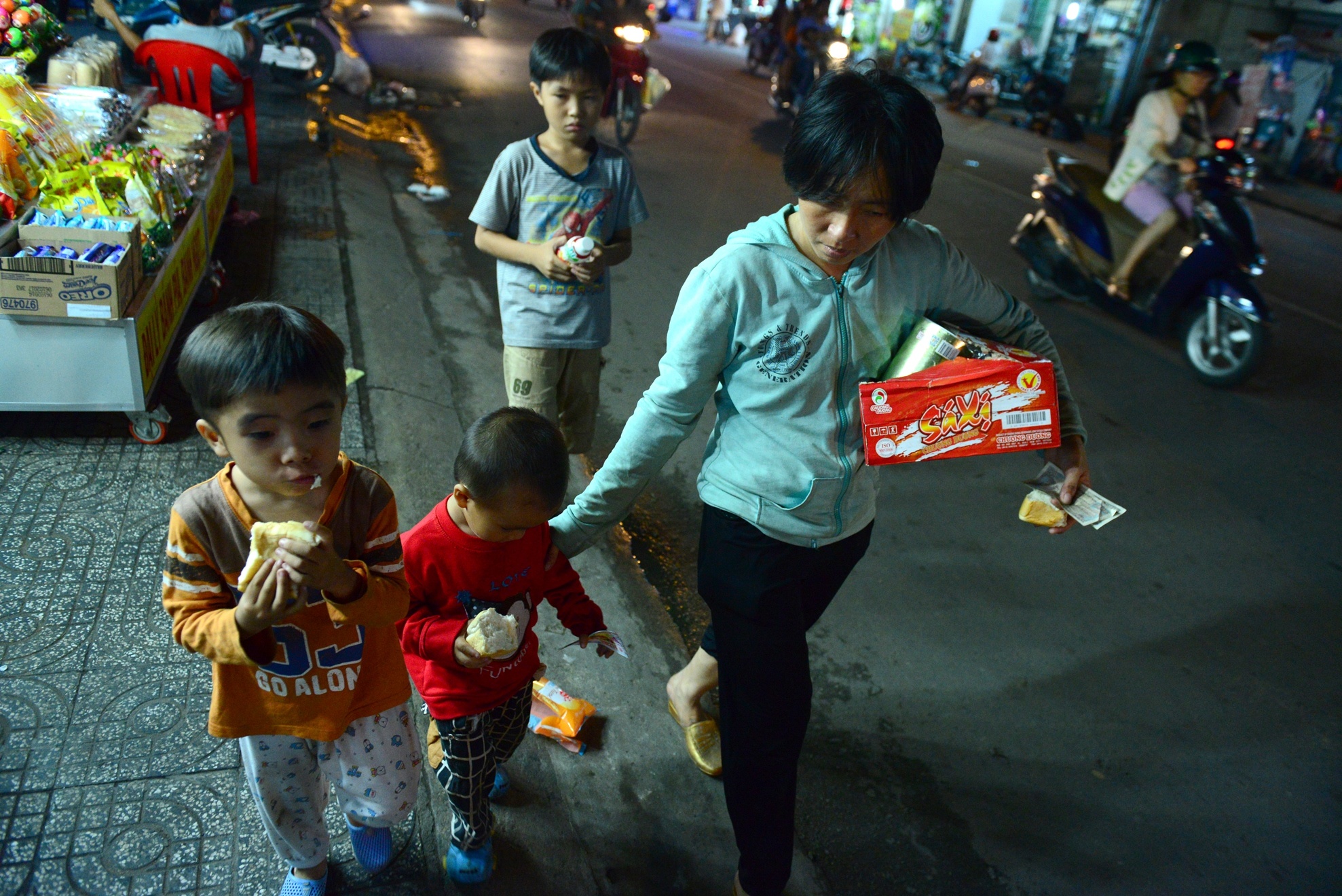 Bon me con nhat ve chai anh 9