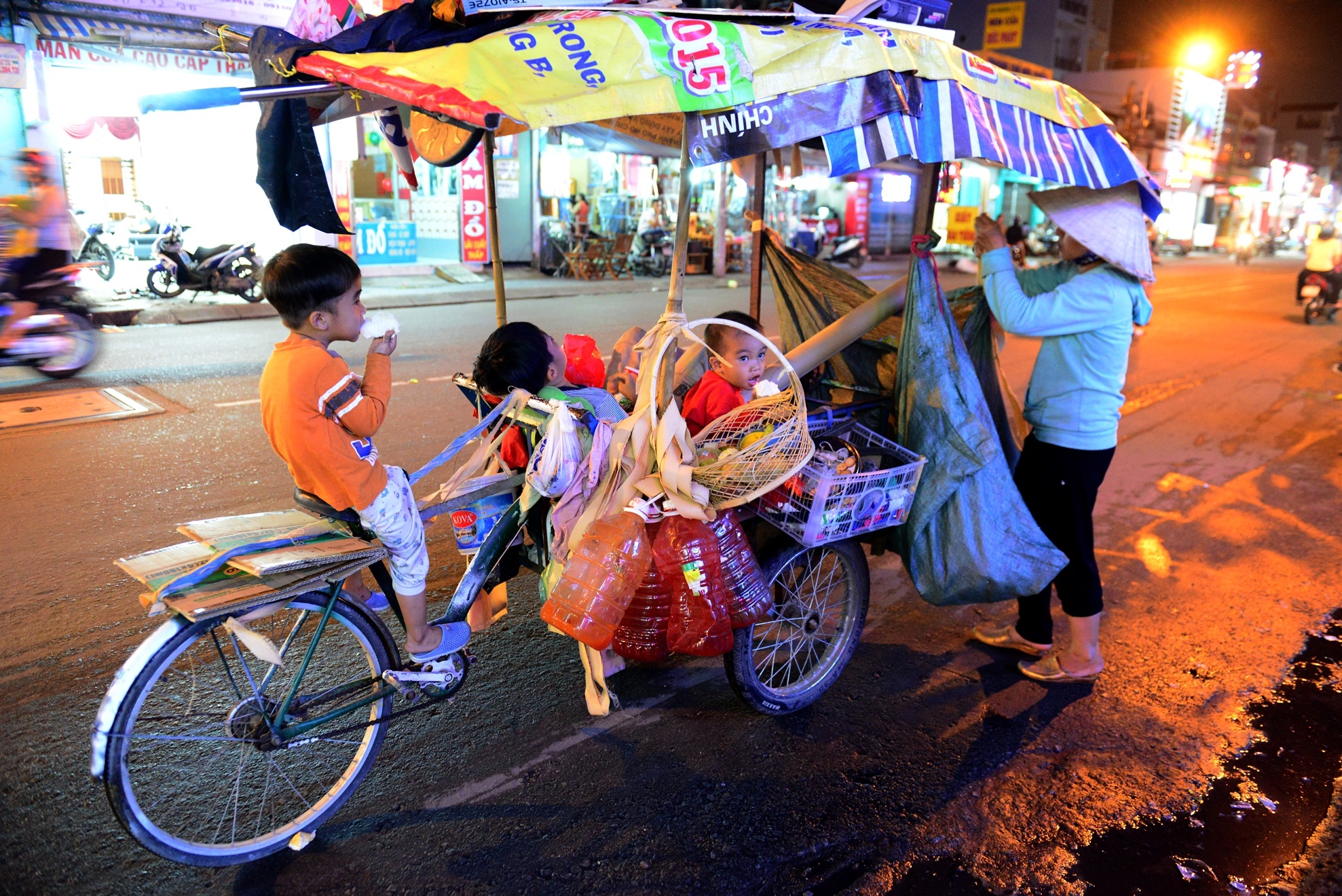 Bon me con nhat ve chai, ban ve so o Sai Gon hinh anh