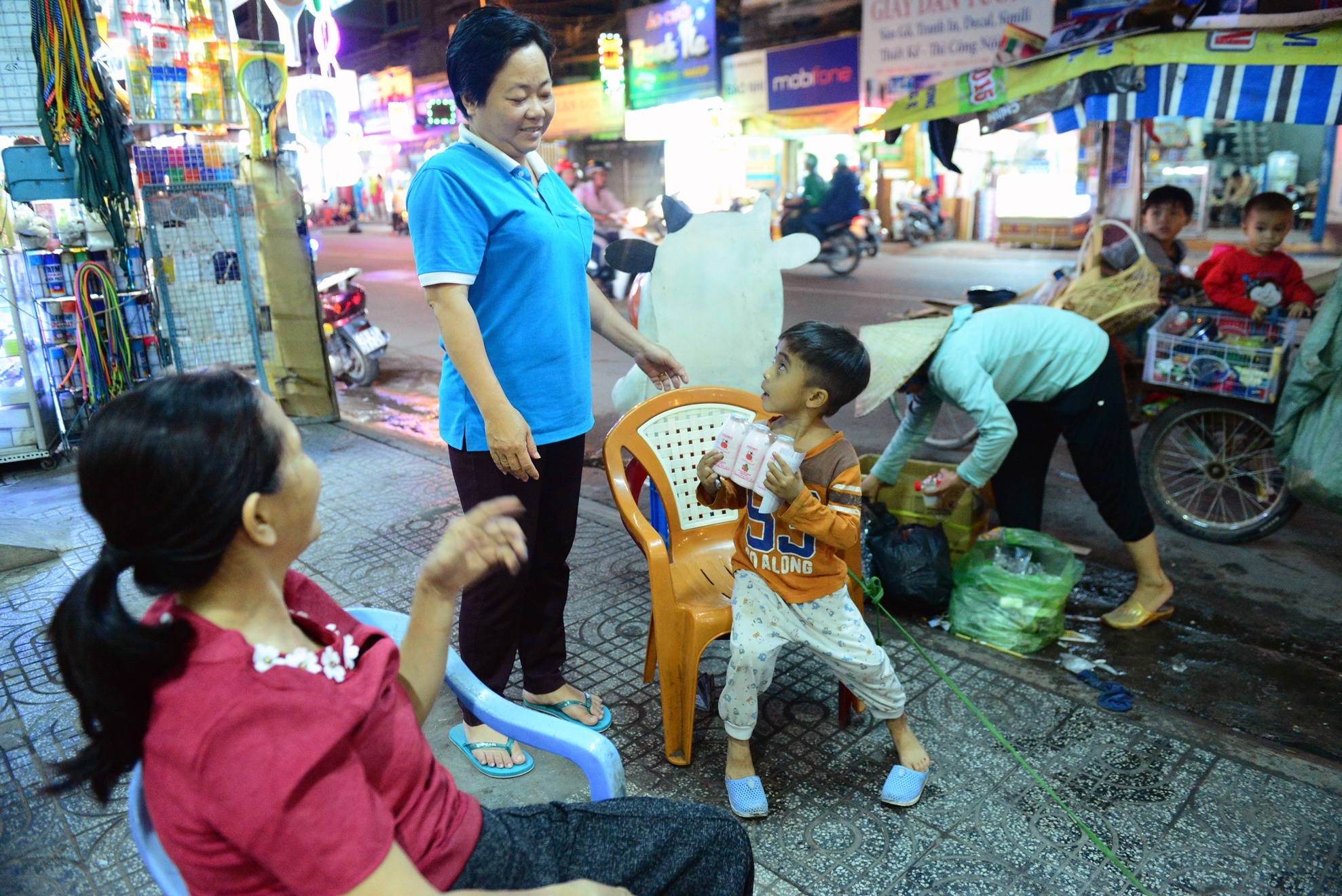 Bon me con nhat ve chai anh 10