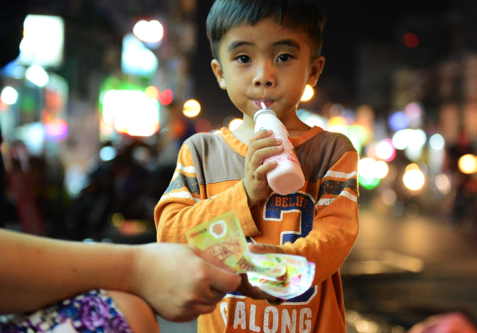 Bon me con nhat ve chai anh 11