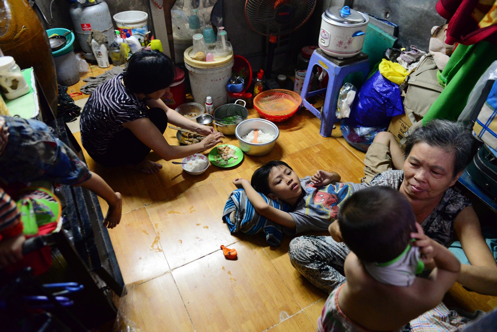 Bon me con nhat ve chai anh 12