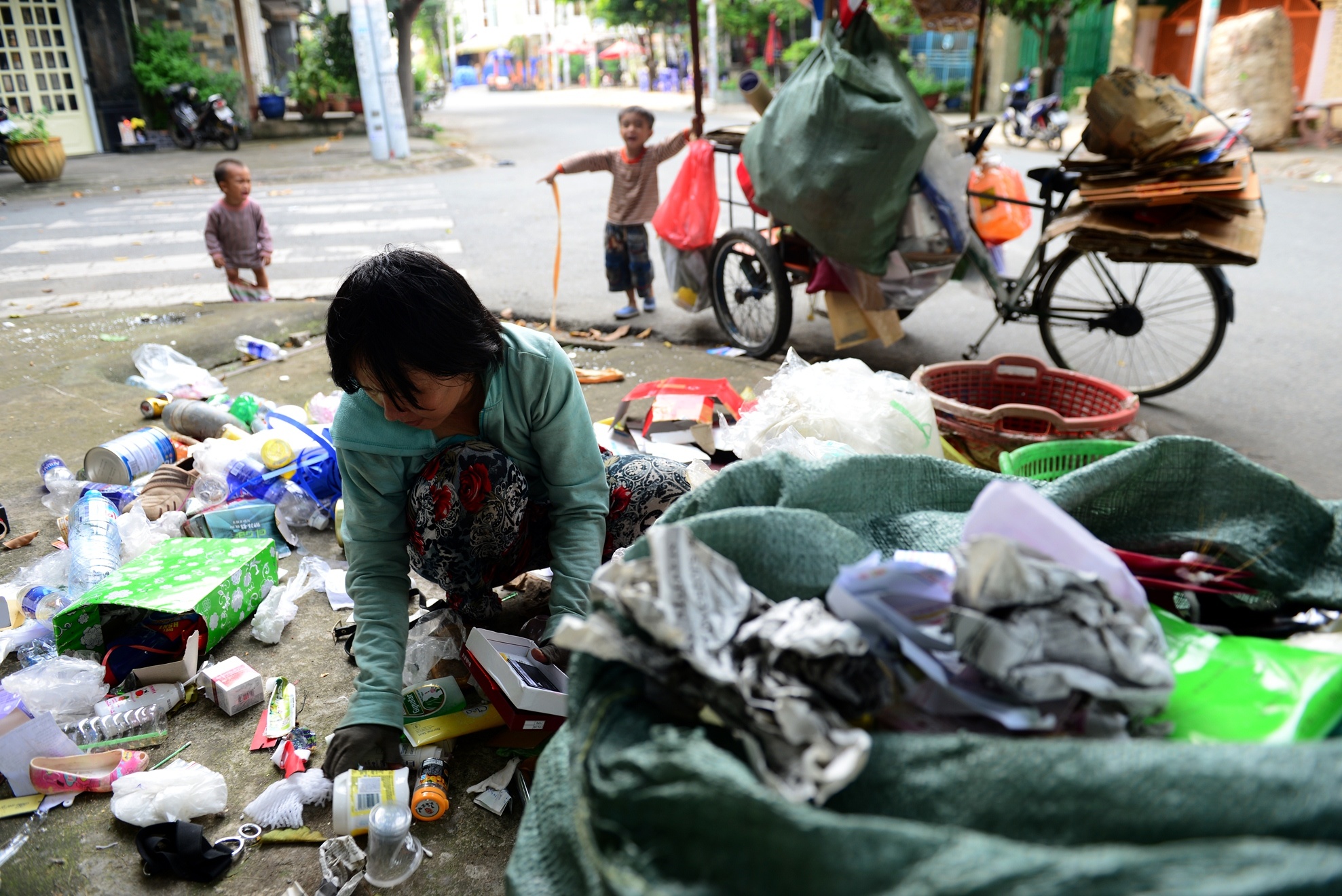 Bon me con nhat ve chai anh 13