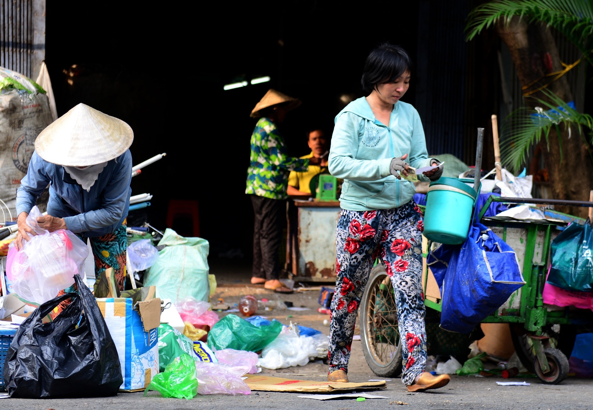 Bon me con nhat ve chai anh 14