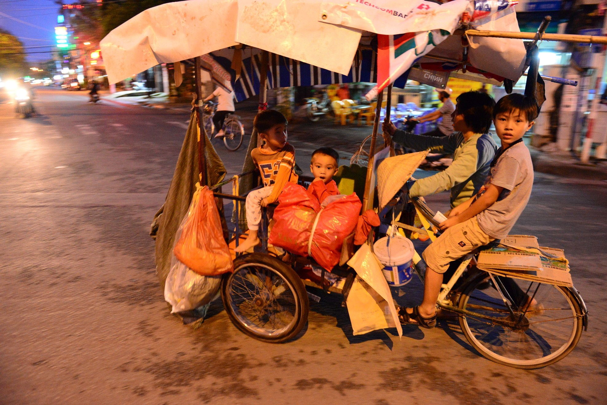 Bon me con nhat ve chai anh 1