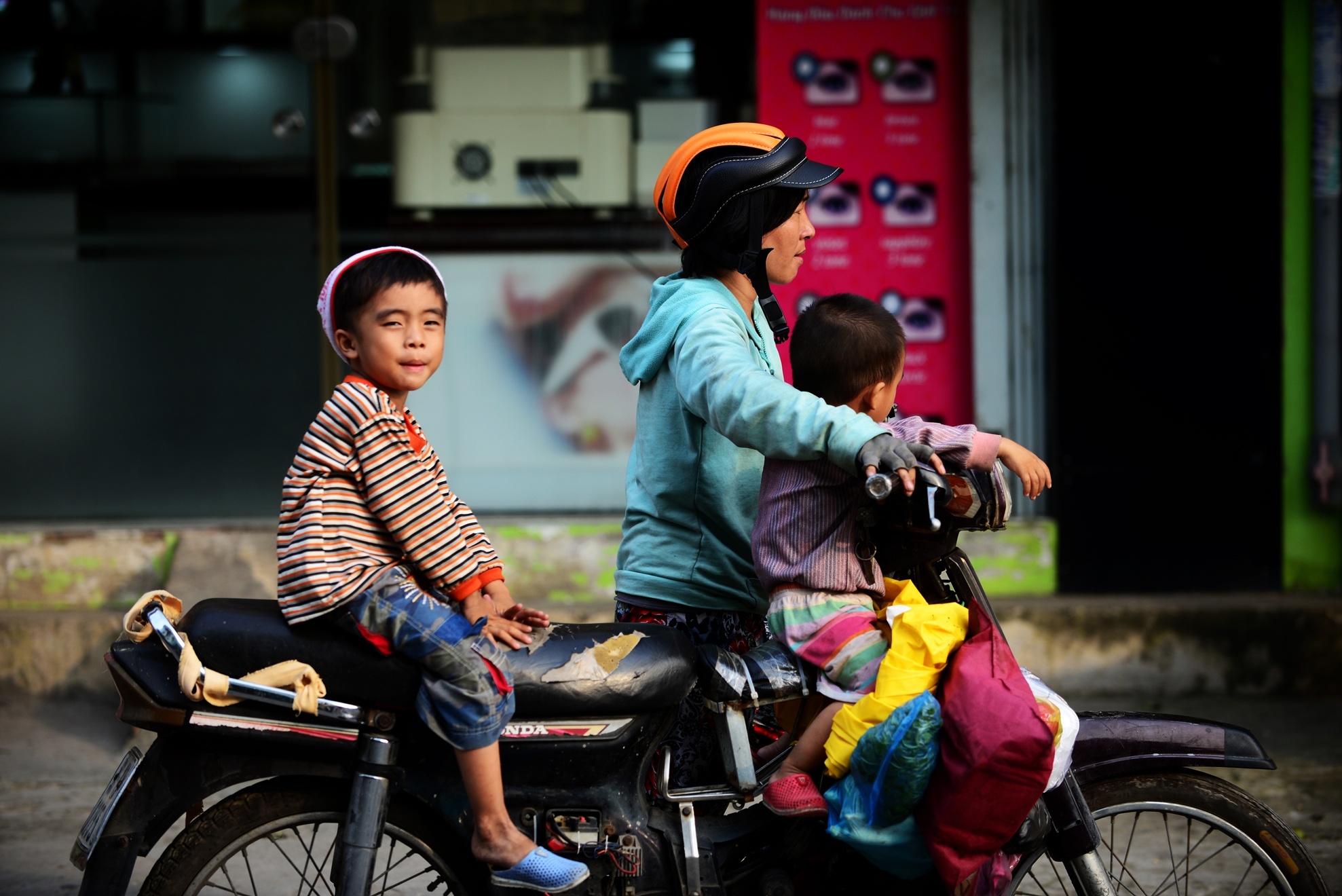 Bon me con nhat ve chai anh 3