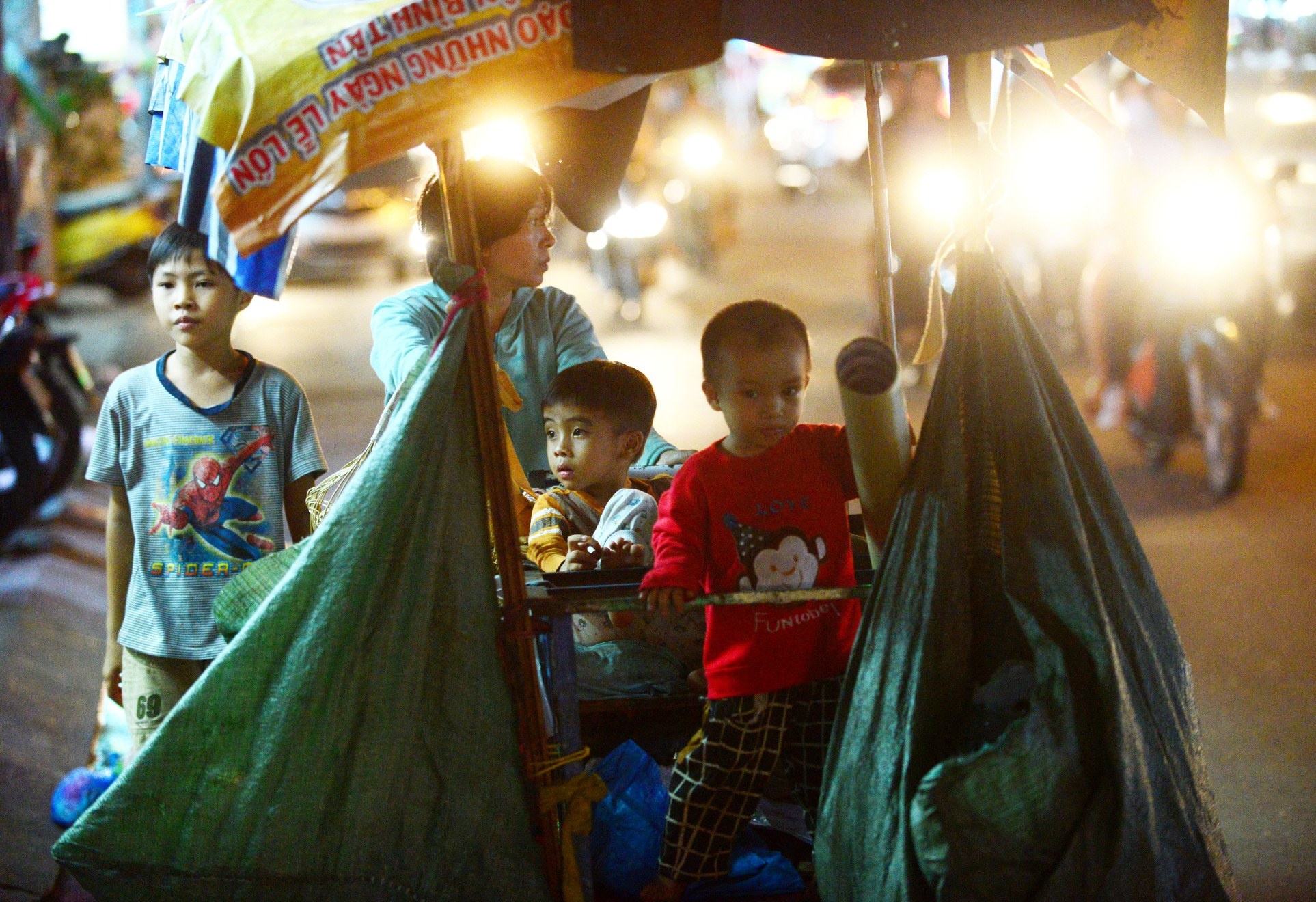 Bon me con nhat ve chai anh 15