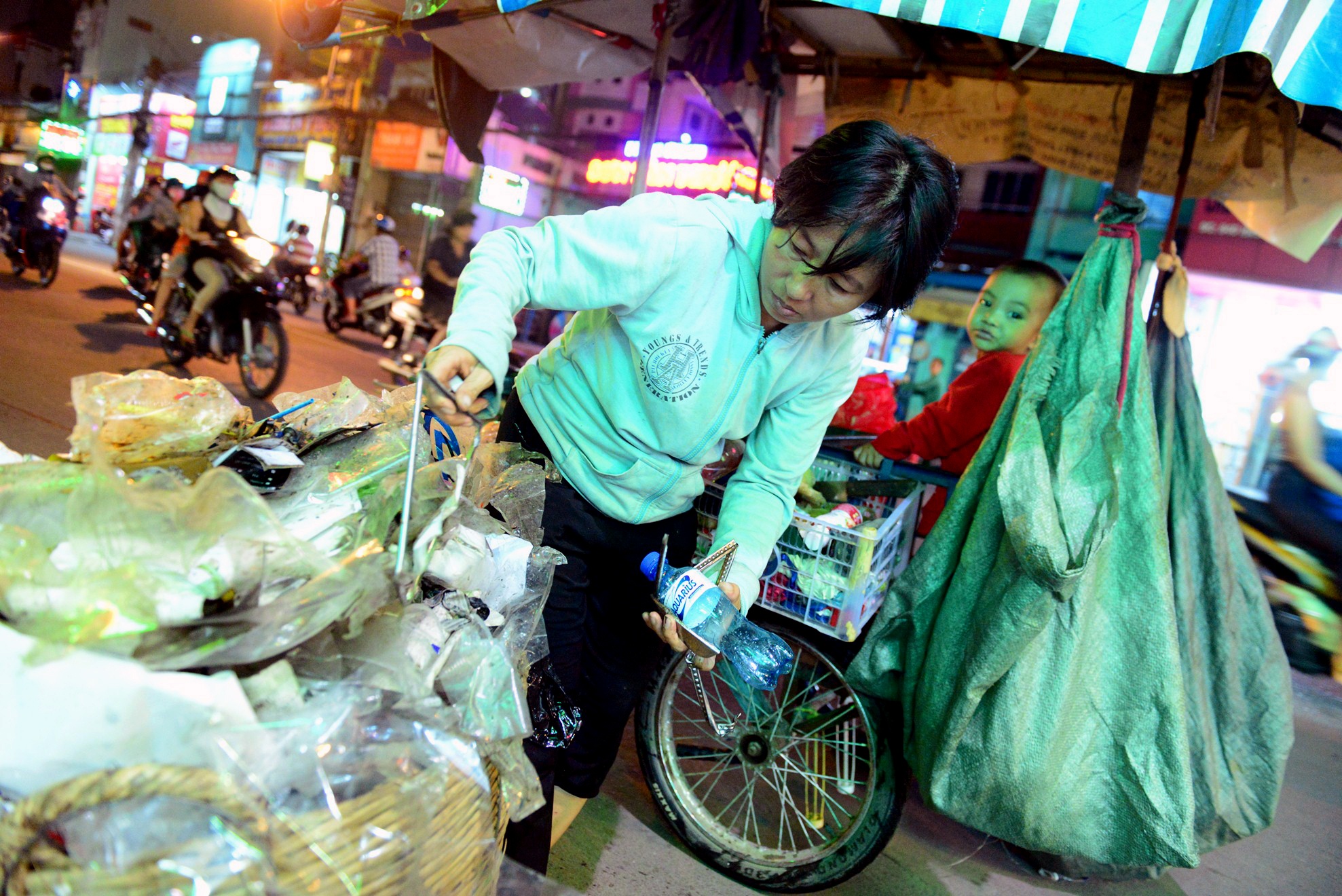 Bon me con nhat ve chai anh 2