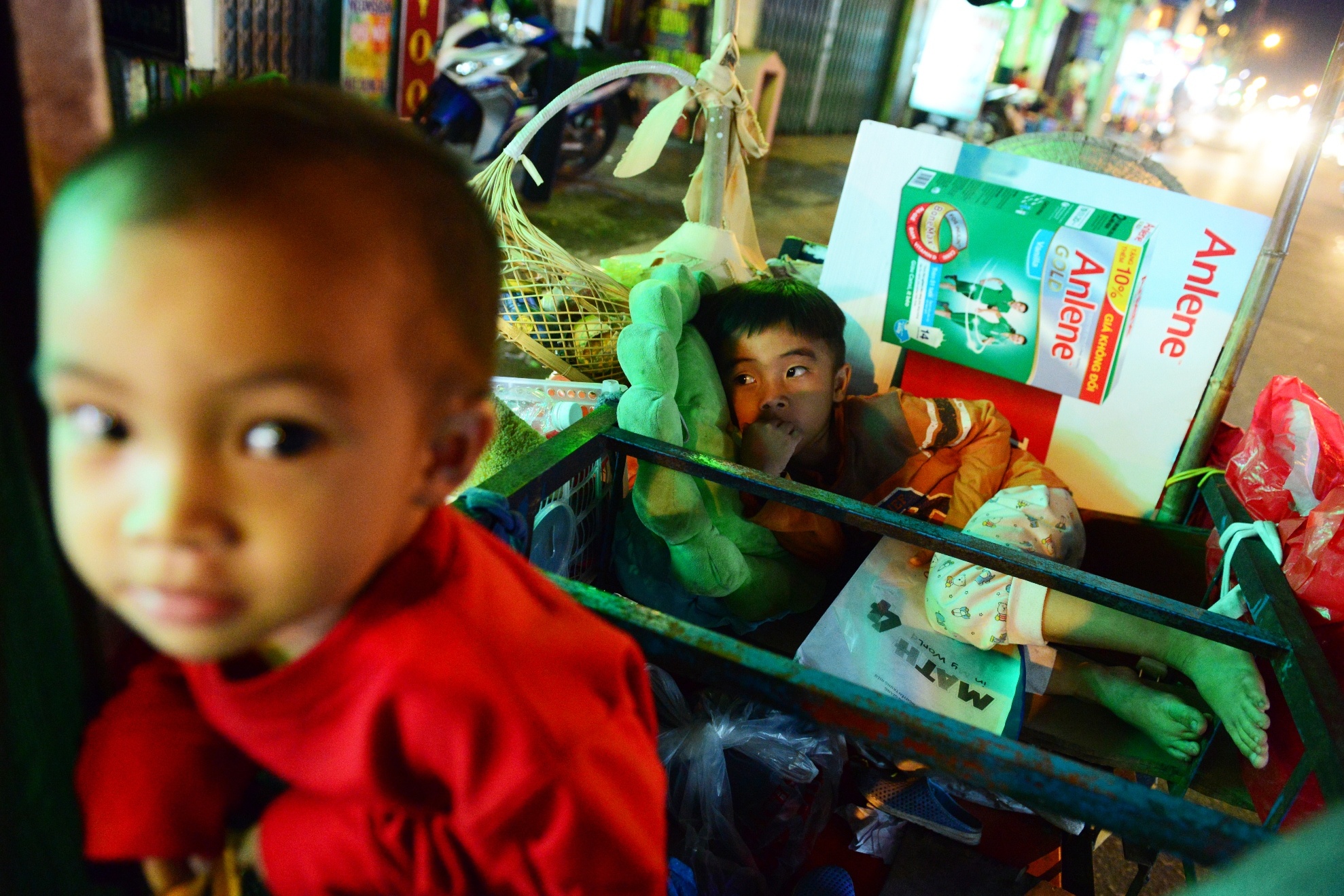 Bon me con nhat ve chai anh 4