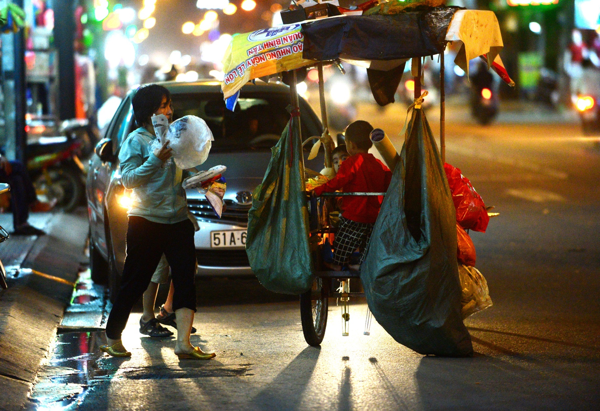 Bon me con nhat ve chai anh 5