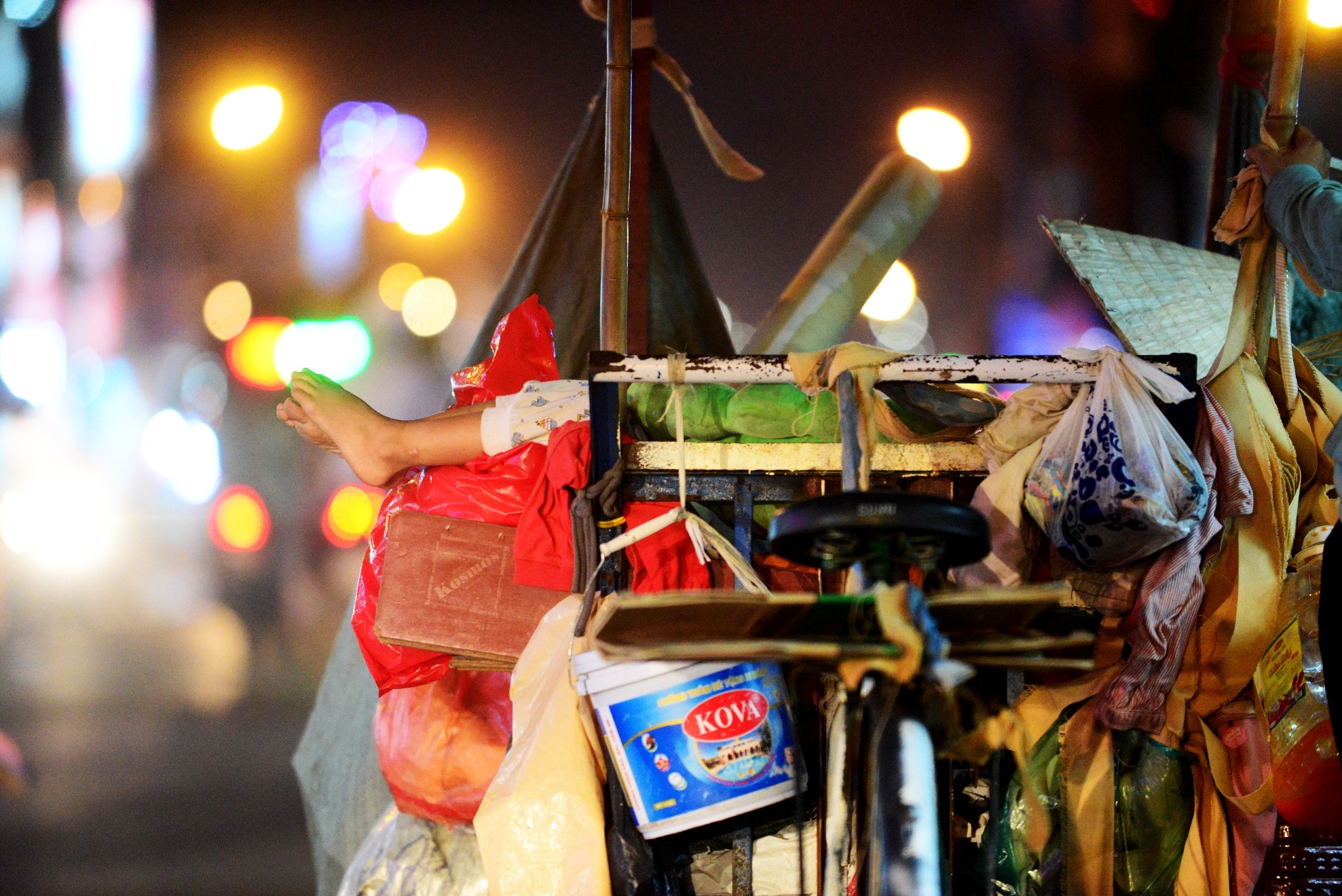 Bon me con nhat ve chai anh 6