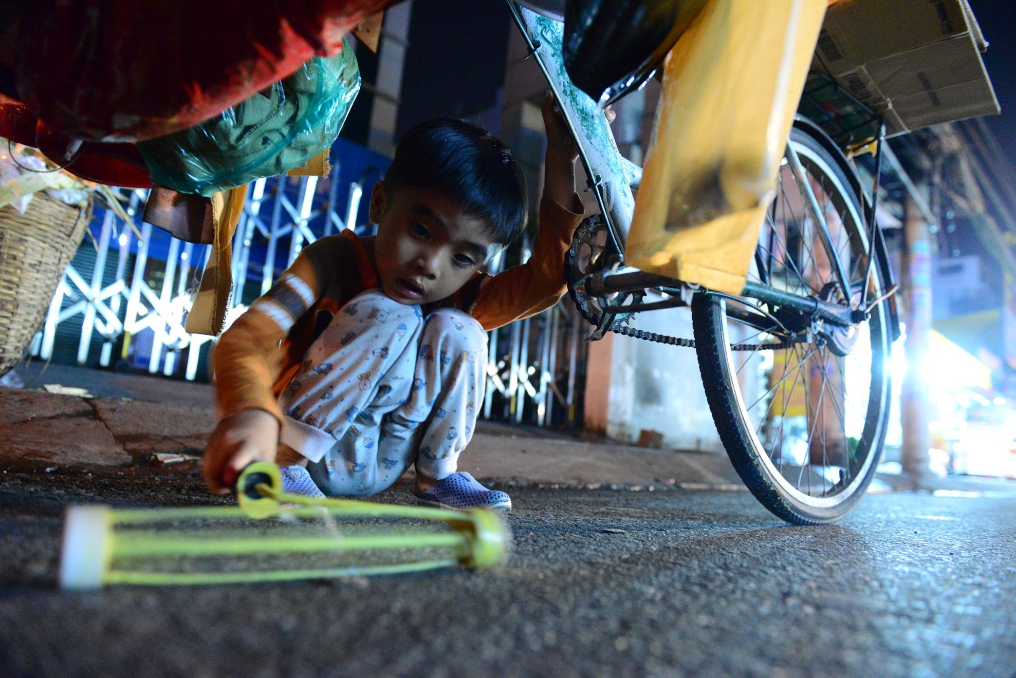 Bon me con nhat ve chai anh 7