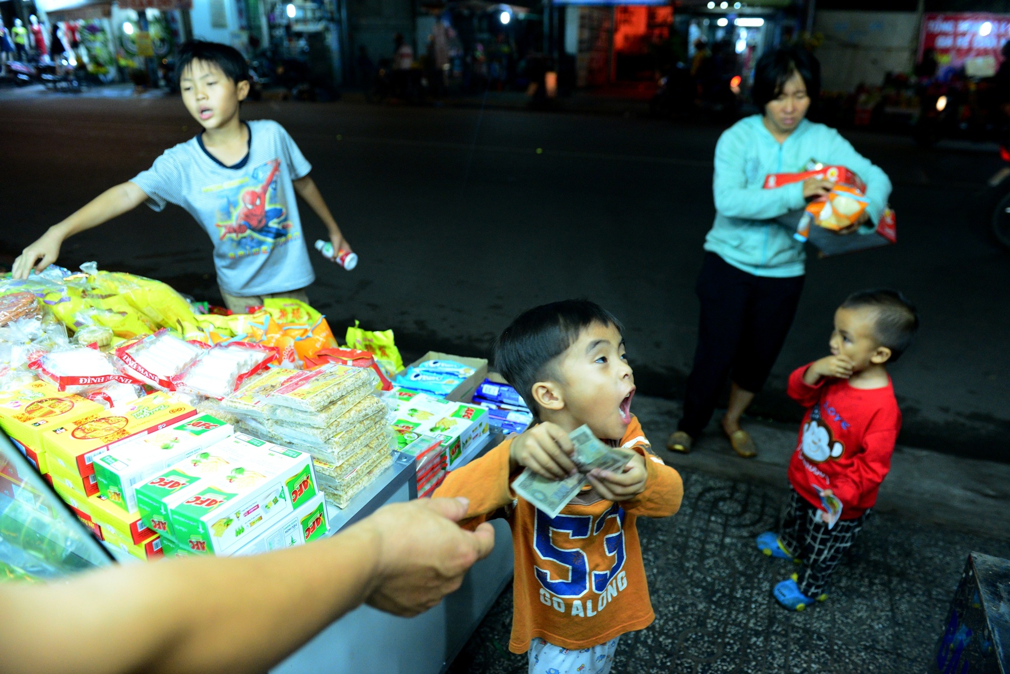 Bon me con nhat ve chai anh 8