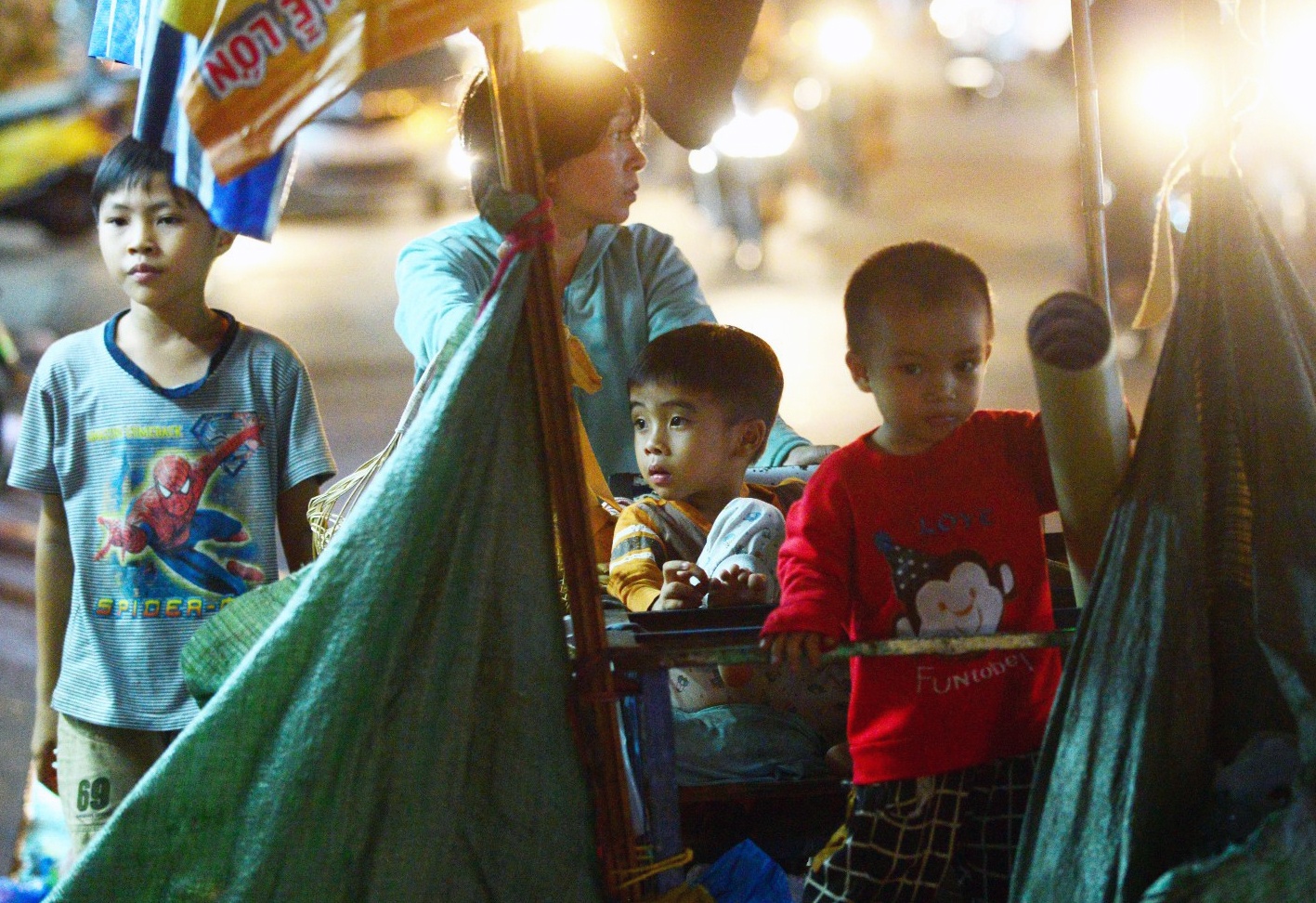 Nguoi me cho 3 con trai di nhat ve chai muu sinh hinh anh